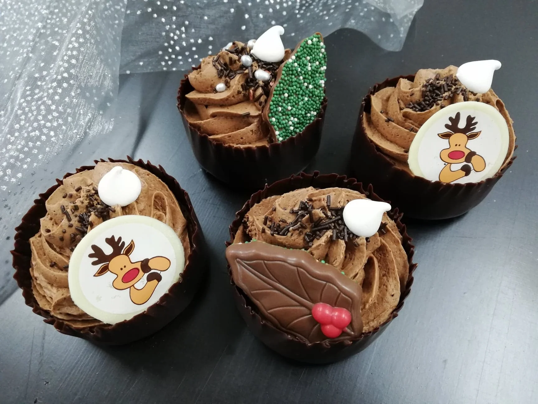Choco mousse in een fondant kuipje vanaf 4 te bestellen : €4,50 / stuk .