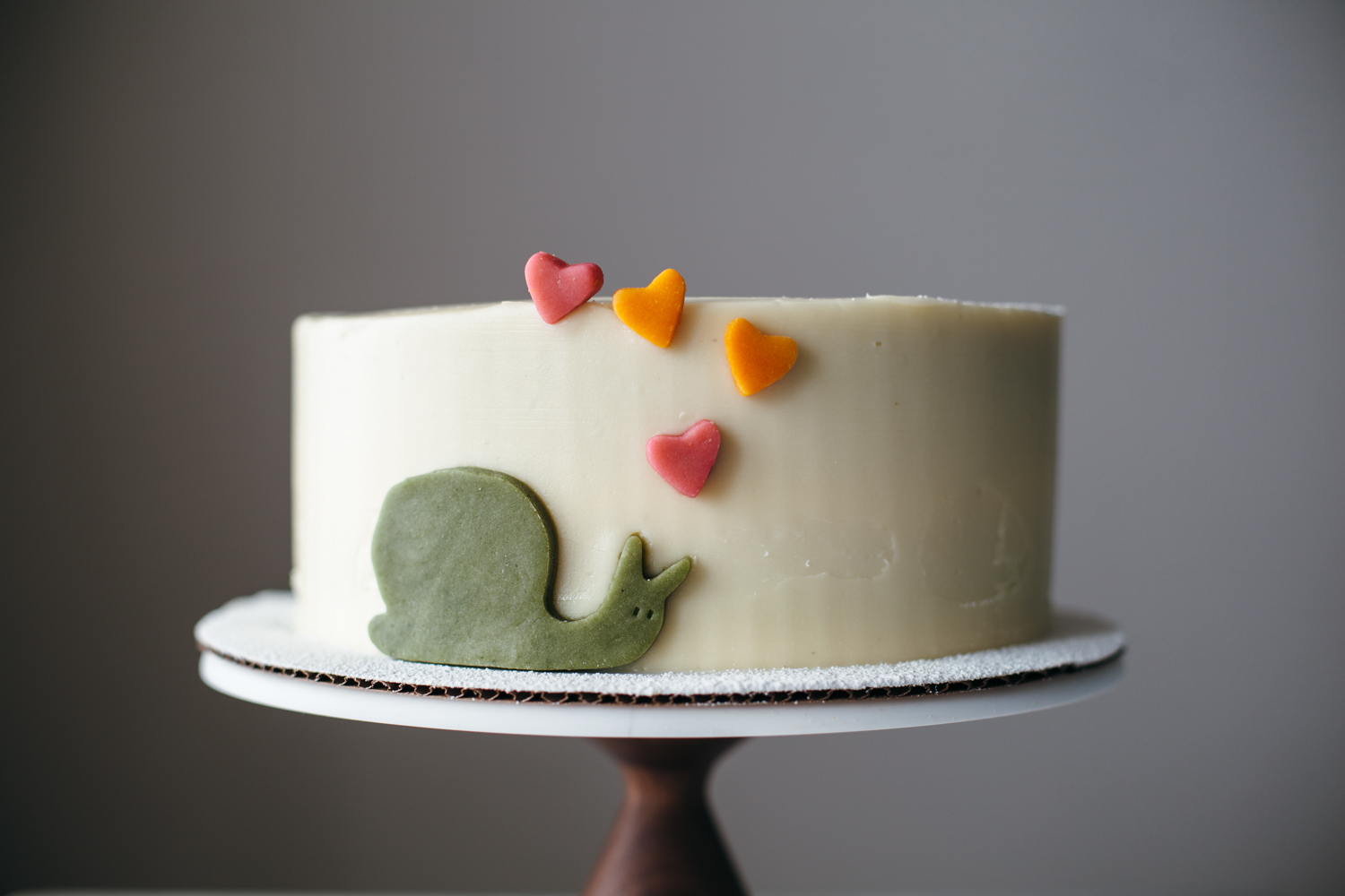 Kitchen tips and tricks for decorating a cake