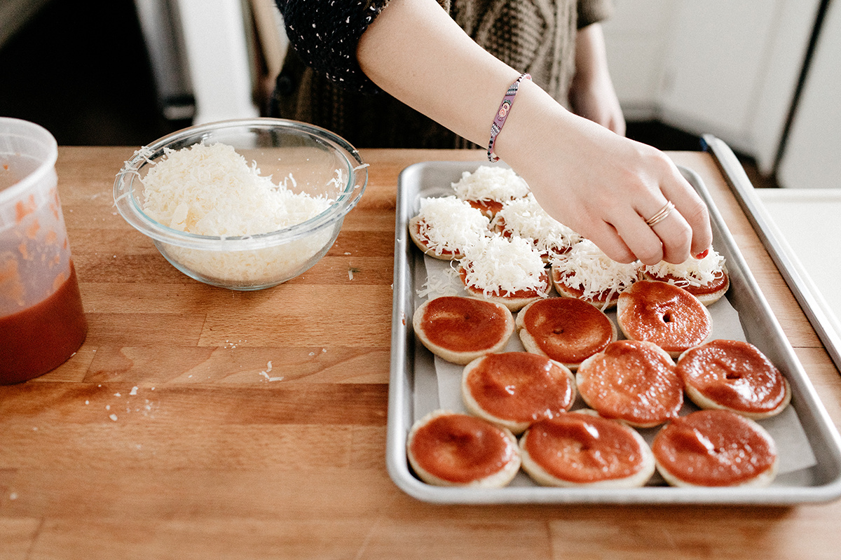 molly_yeh_cabotcheese_pizzabagels-62.jpg