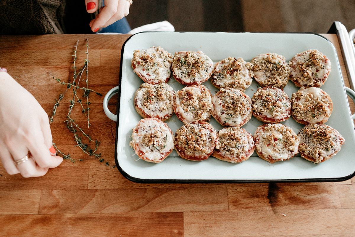 molly_yeh_cabotcheese_pizzabagels-70.jpg