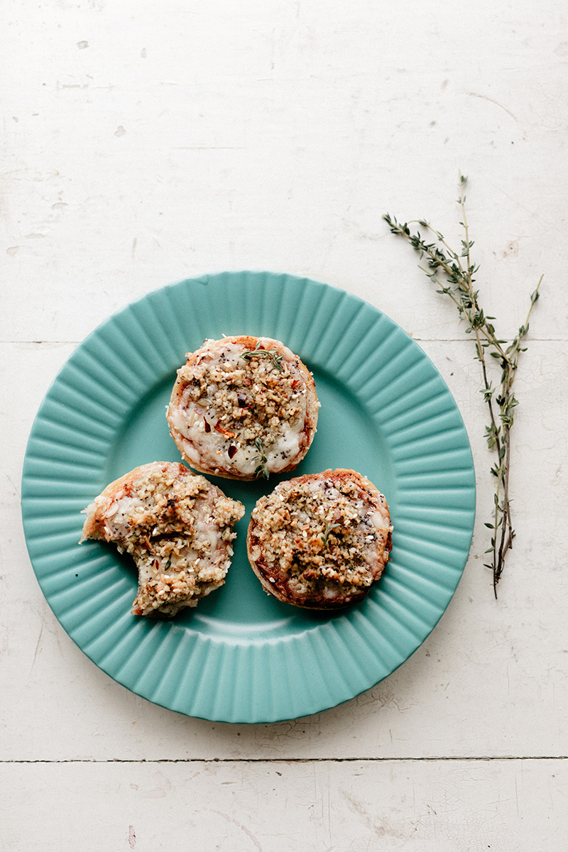 molly_yeh_cabotcheese_pizzabagels-89.jpg