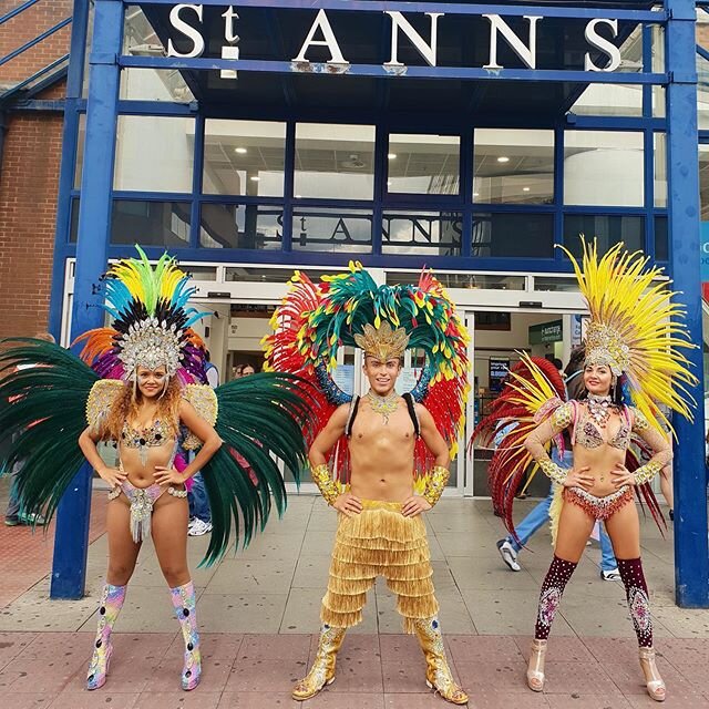 Our stunning samba dancers bringing the carnival atmosphere to St Ann&rsquo;s Harrow. 🕺🏻🥁💃🏻💃
.
.
.
.
#sambadancerslondon #carnivaldancersuk