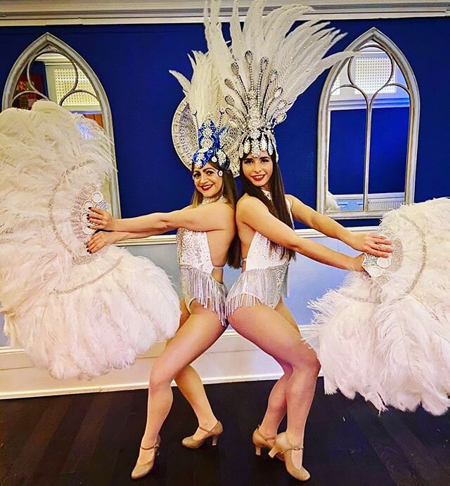 #tbt our New Year's Eve extravaganza! 2 showgirls at Stanford le Hope were welcoming the guests in style. Then towards midnight a cabaret medley was closing 2019&rsquo;s last minutes.🥂🍾
.
.
.
.
#showgirlsinlondon #cabaretdancers