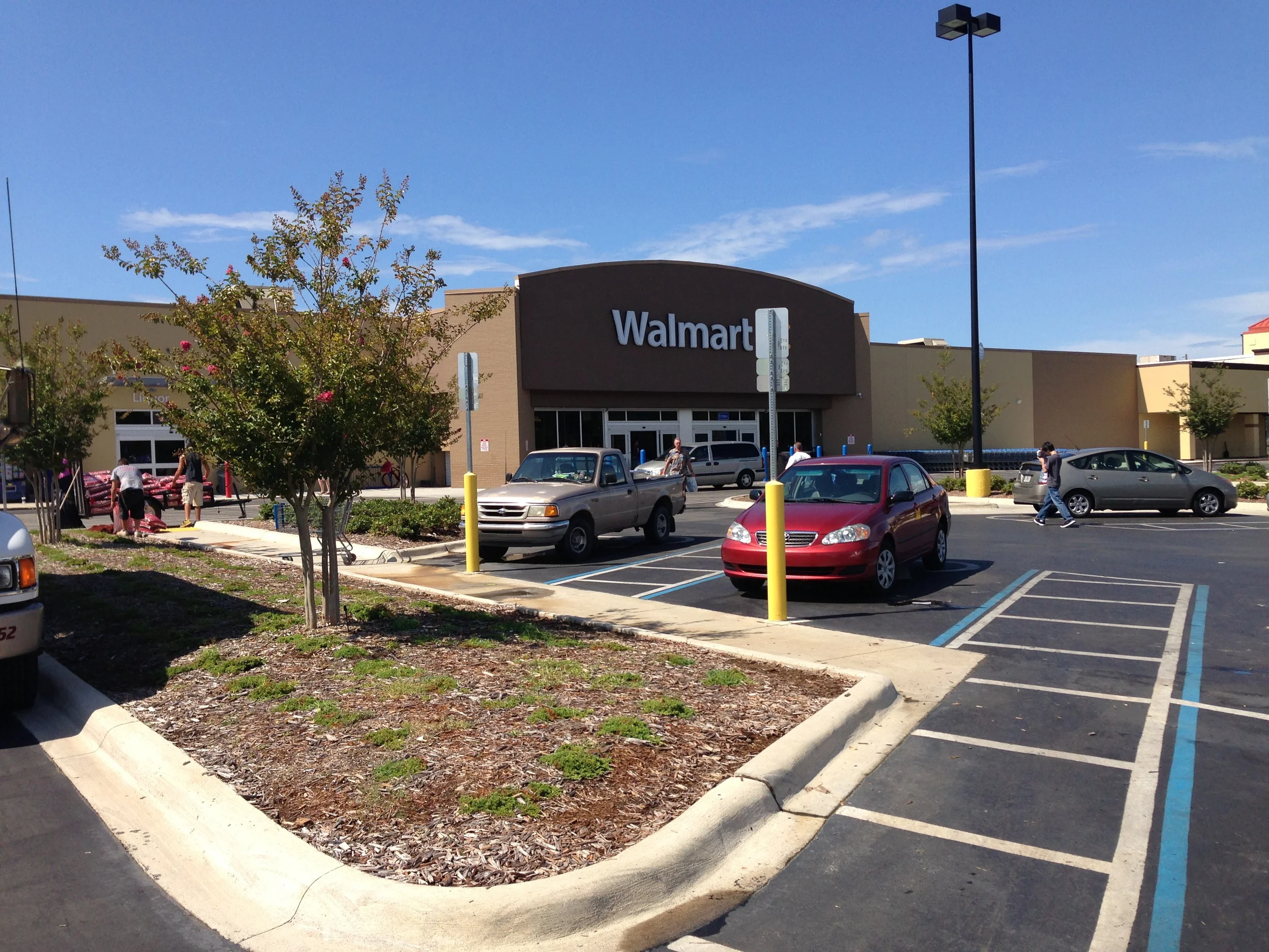 Walmart on 23rd St Panama City Mulch Change out