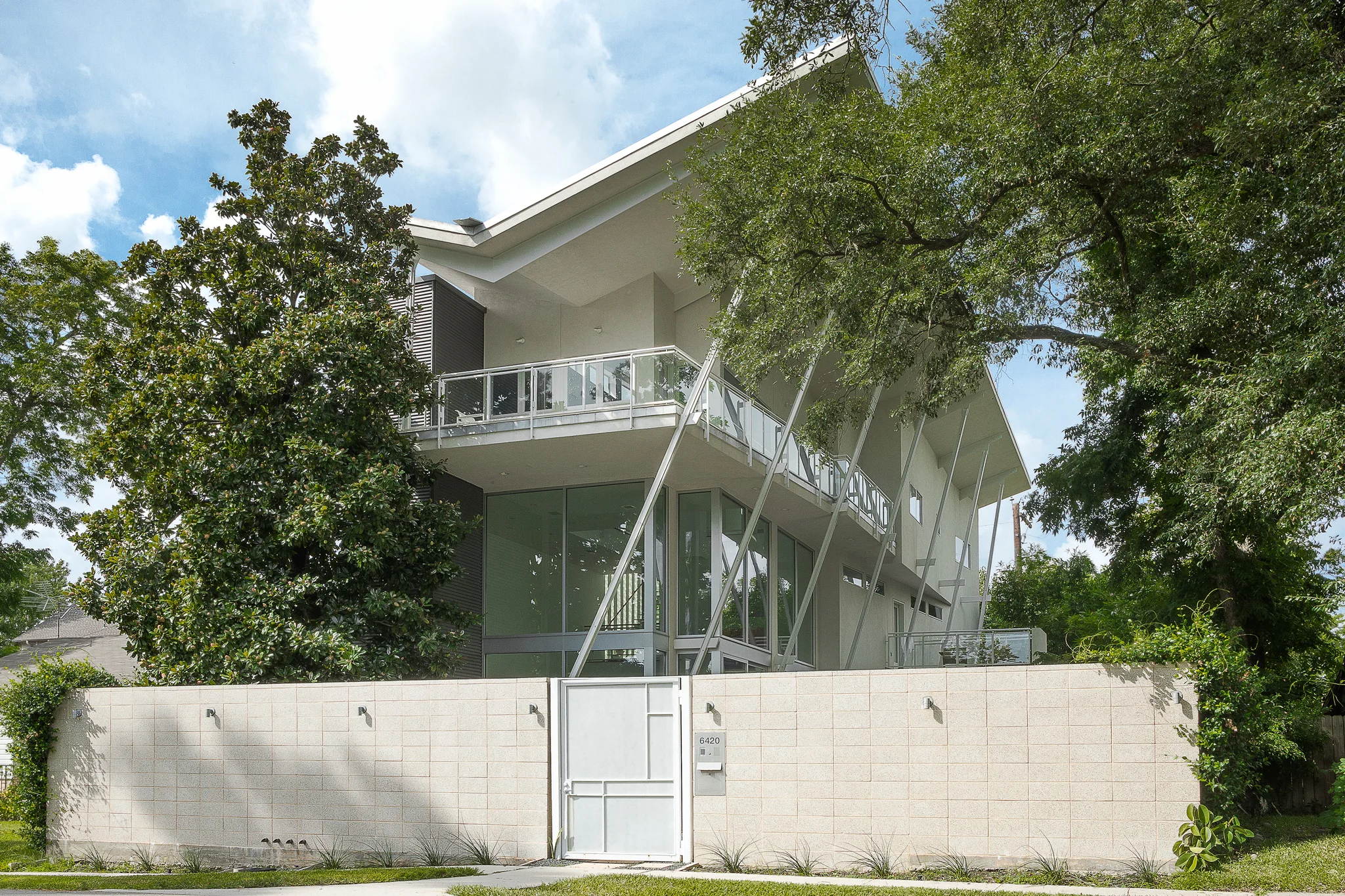 This house reminds me of the rigging on a sailing ship.