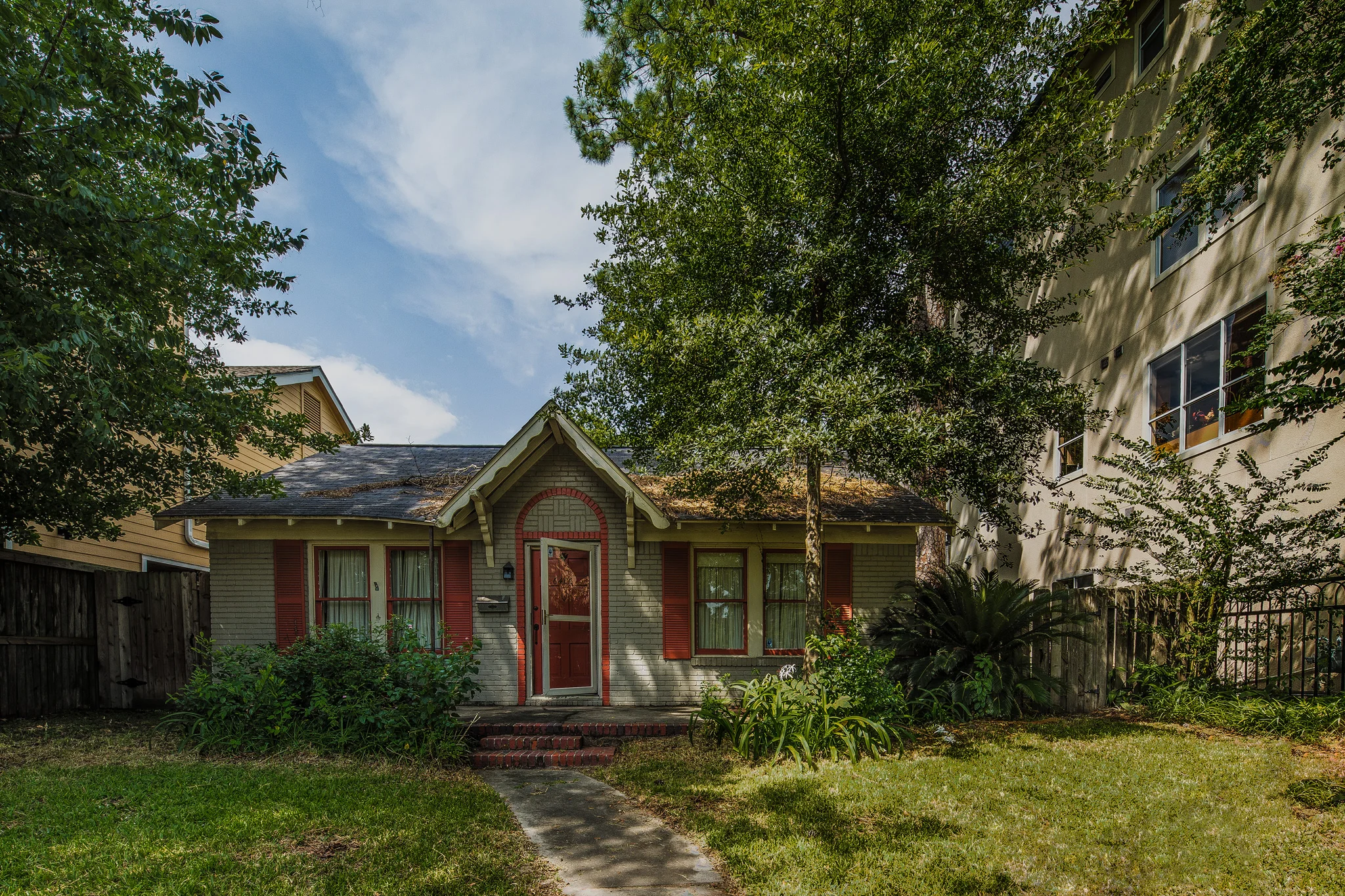 They just don't want to sell, I'm told. 3 or 4 houses down from the Sail House, above.