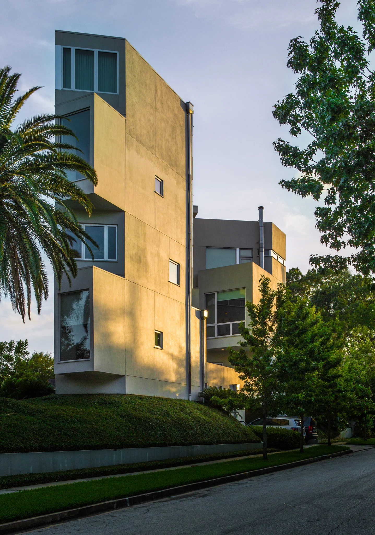 From this angle, this looks like a very blocky, very stubby wing. On end. A town home, I think.