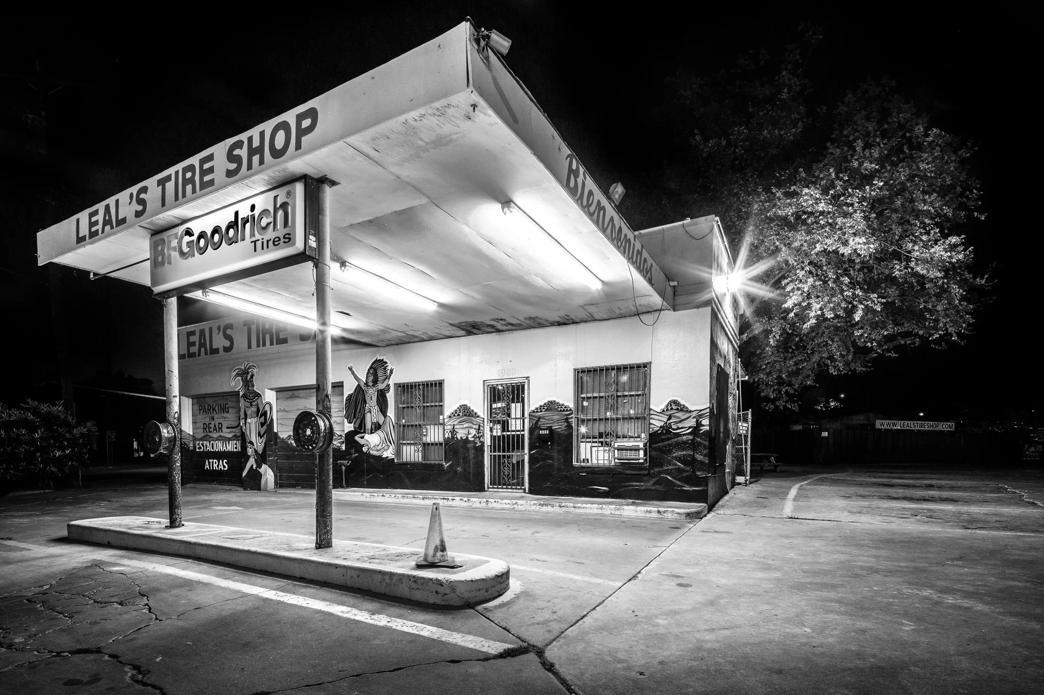 Leal's Tire Shop - B/W