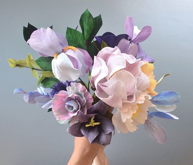 #tbt to this purple bouquet 💜💜💜 with some made up flowers and matching foliage #unexpectedcolorpalettes
Recordando este bouquet con algunas flores inventadas 💜💜💜
.
.
#madewithlia #paperflowers #paperart #papercraft #bostonpaperflorist #paperbou