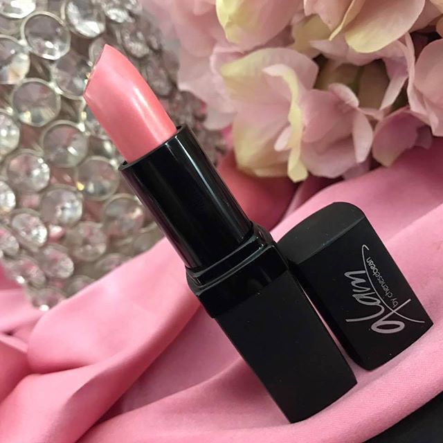 Shop small y'all! www.chenesebean.com 🎀 #smallbusinesssaturday #shopsmall #makeupartist #mua #cincinnatimakeupartist #cincymua #lipcollection #glambychenesebean #holidayweekend #giftsforher #giftsforyou #makeupbychenese #productshots #lipstick #lips