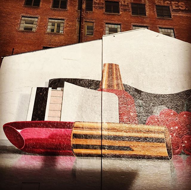 Inspiration is everywhere!!! You just have to focus and pay attention to your surroundings. 💋 #lipstick #mural #makeup #cincinnati #cincinnatiohio #downtowncincinnati #building