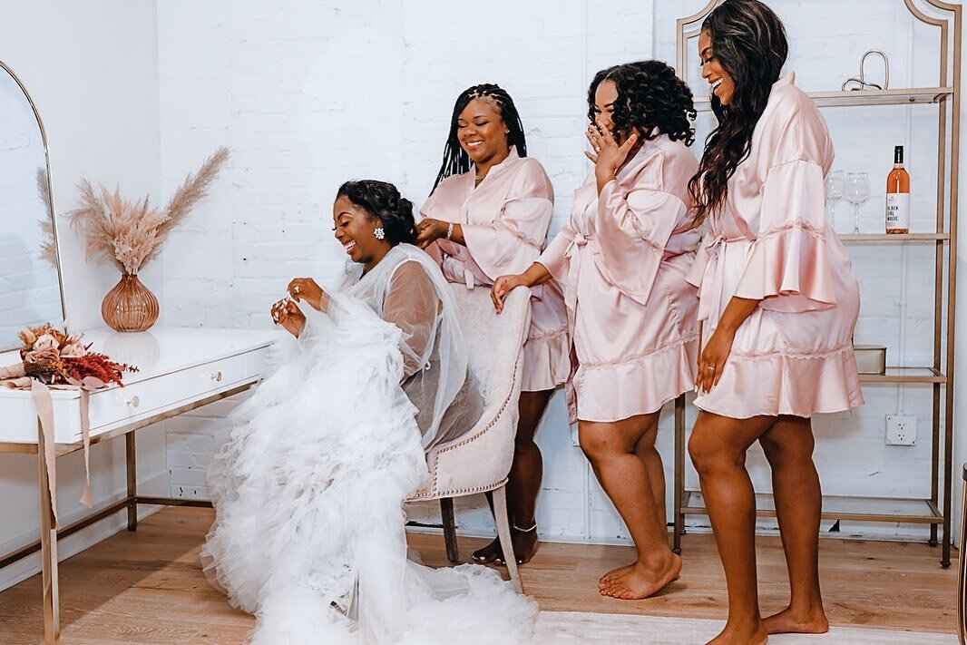 Congratulations to all of you beautiful brides getting married today. Starting the day by getting gorgeous and celebrating with your bridesmaids in your home, hotel room or bridal suite. 💍 #cincinnatiweddings

Floral, Design &amp; Planning: @luxenoi