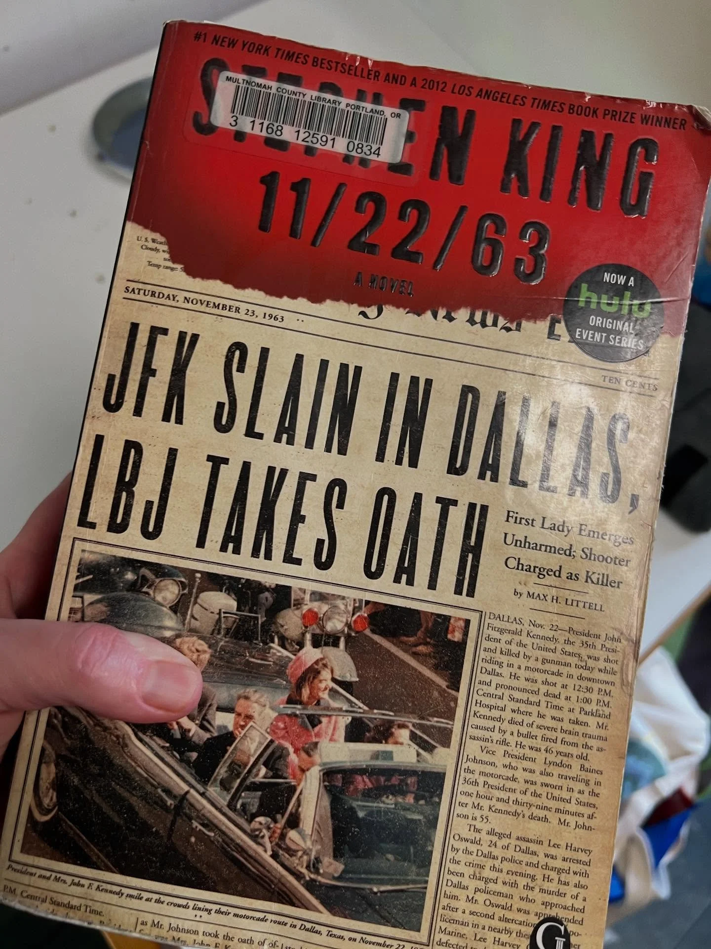 If you&rsquo;re looking for an epic historical time travel novel, I highly recommend this lesser known author @stephenking - I think he has some other books too! 😻
