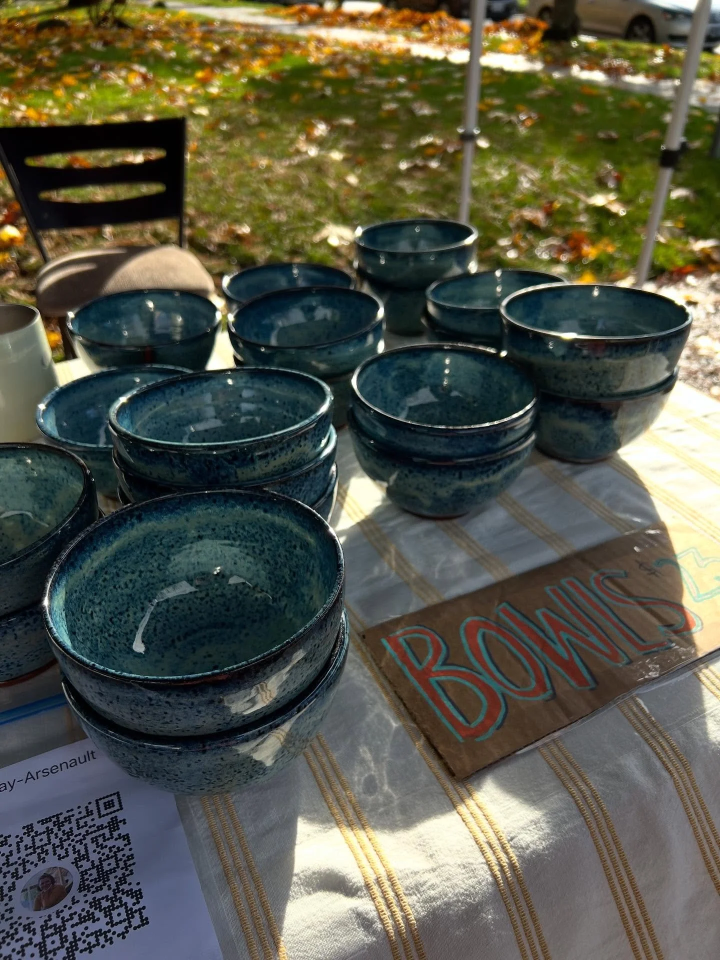 Just a couple photos of the chili bowls and Halloween mugs that made this year. I sold all but 2 bowls which is amazing! Looking forward to seeing everyone at the @rockybuttefarmersmarket holiday markets on Nov 22 and Dec 20! More sneak peaks to come