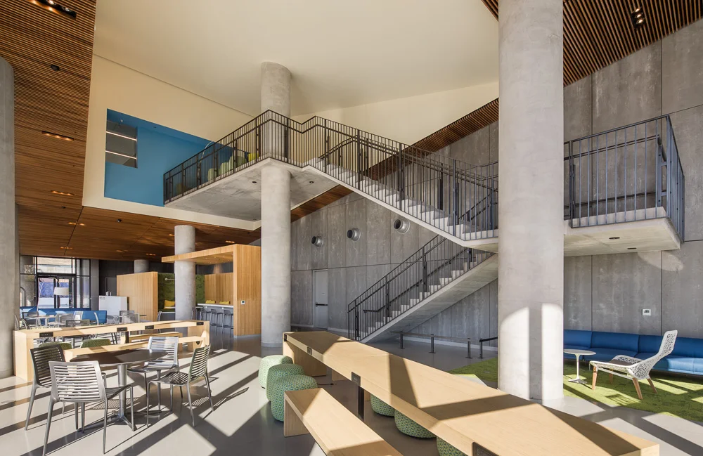 The building's amenities include a lounge and coffee bar in the lobby
