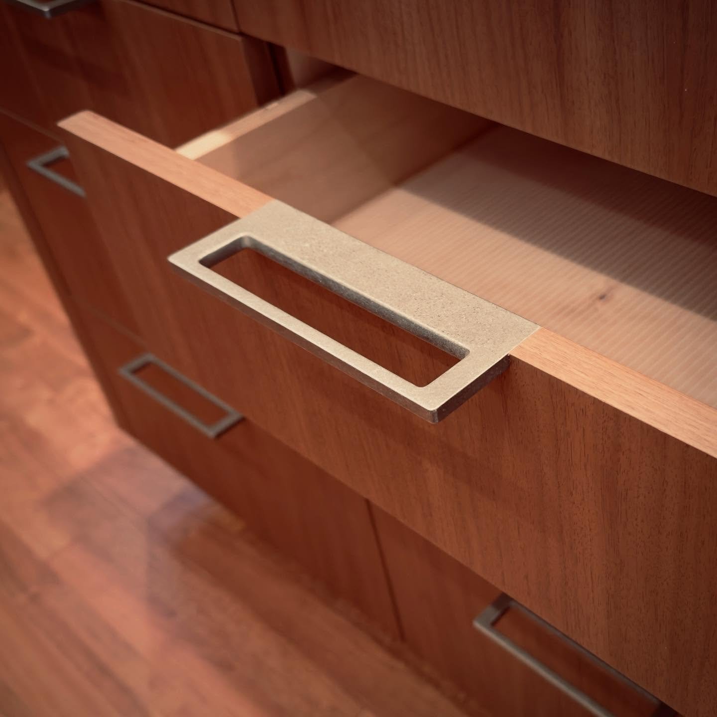 This custom @sunvalleybronze Cabinet Edge Pull was designed in collaboration with our client. From CAD development to 3D-printed prototypes, McNae Design Hardware transforms ideas into reality. The final product, crafted in W Raw White Bronze, delive