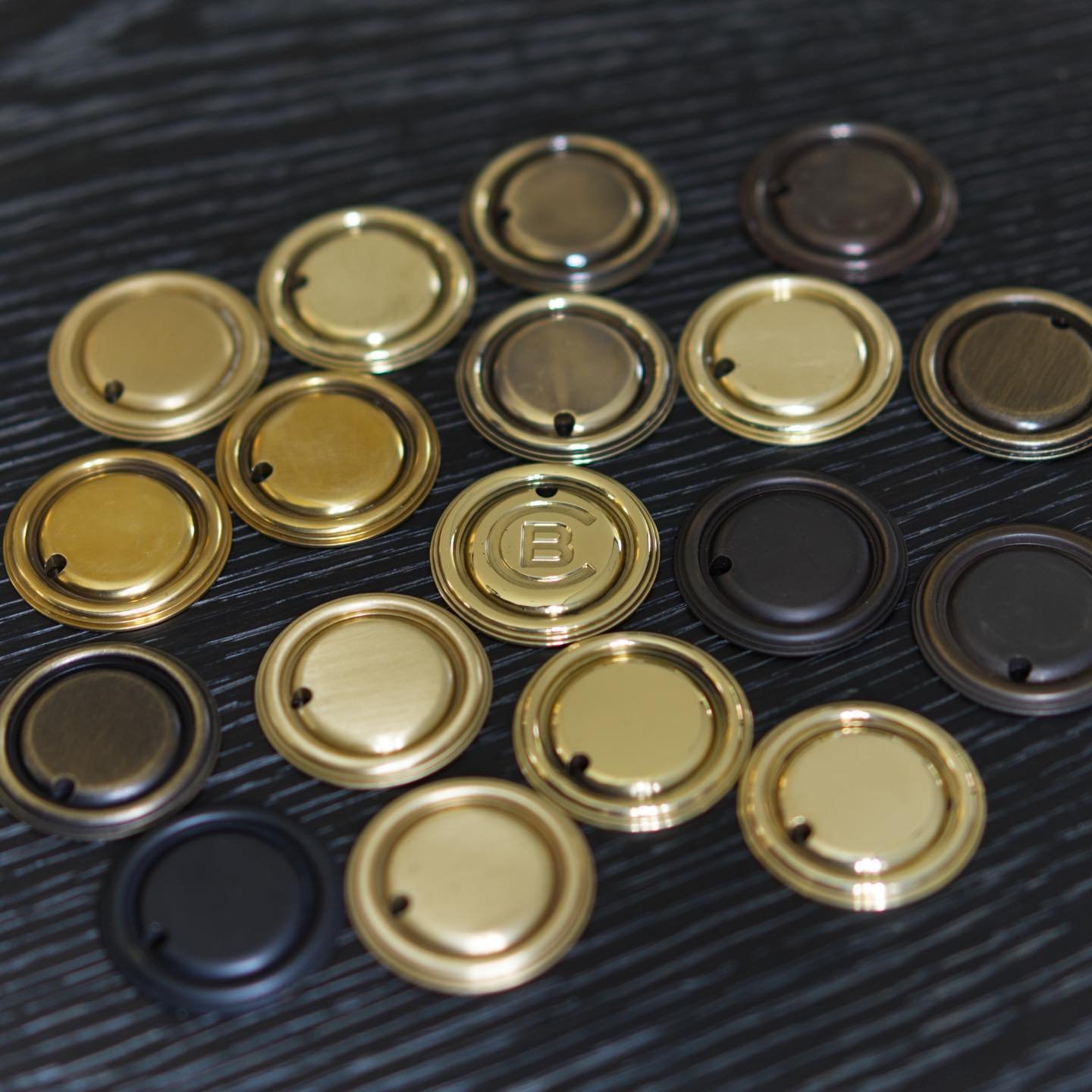 We are thrilled to now offer @classicbrass as a part of our select list of luxury hardware manufacturers.  There are so many finishes to choose from!  We will have more hardware samples soon. 

#customhardware #brasshardware #luxuryhardware #madeinam