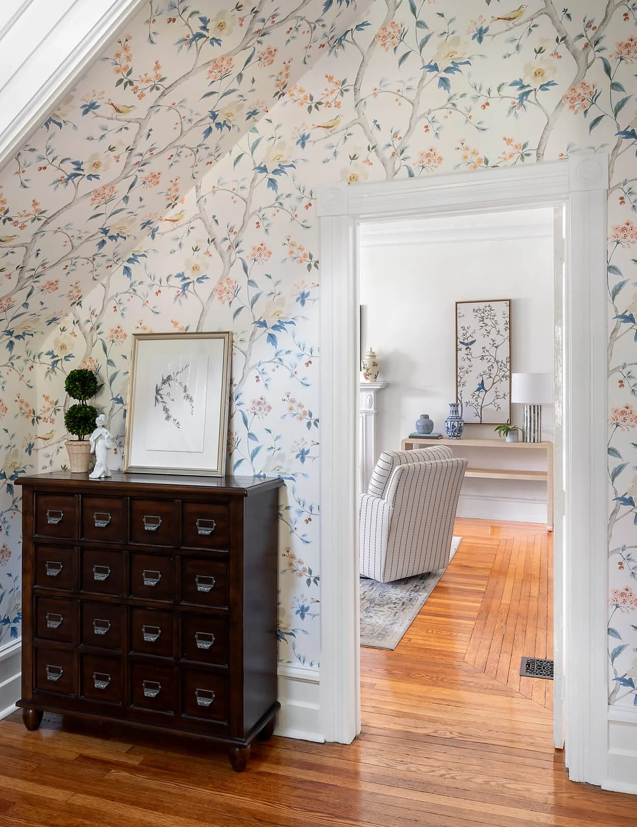Floral chinoiserie wallpaper in a foyer.