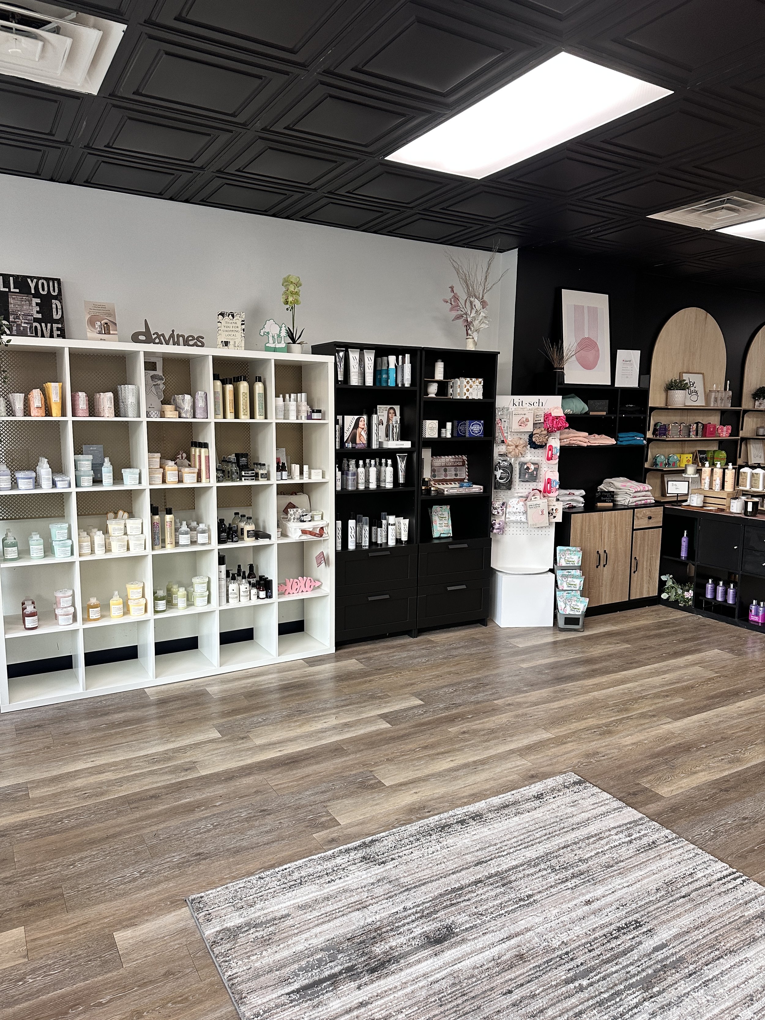 Luxurious salon with ample space