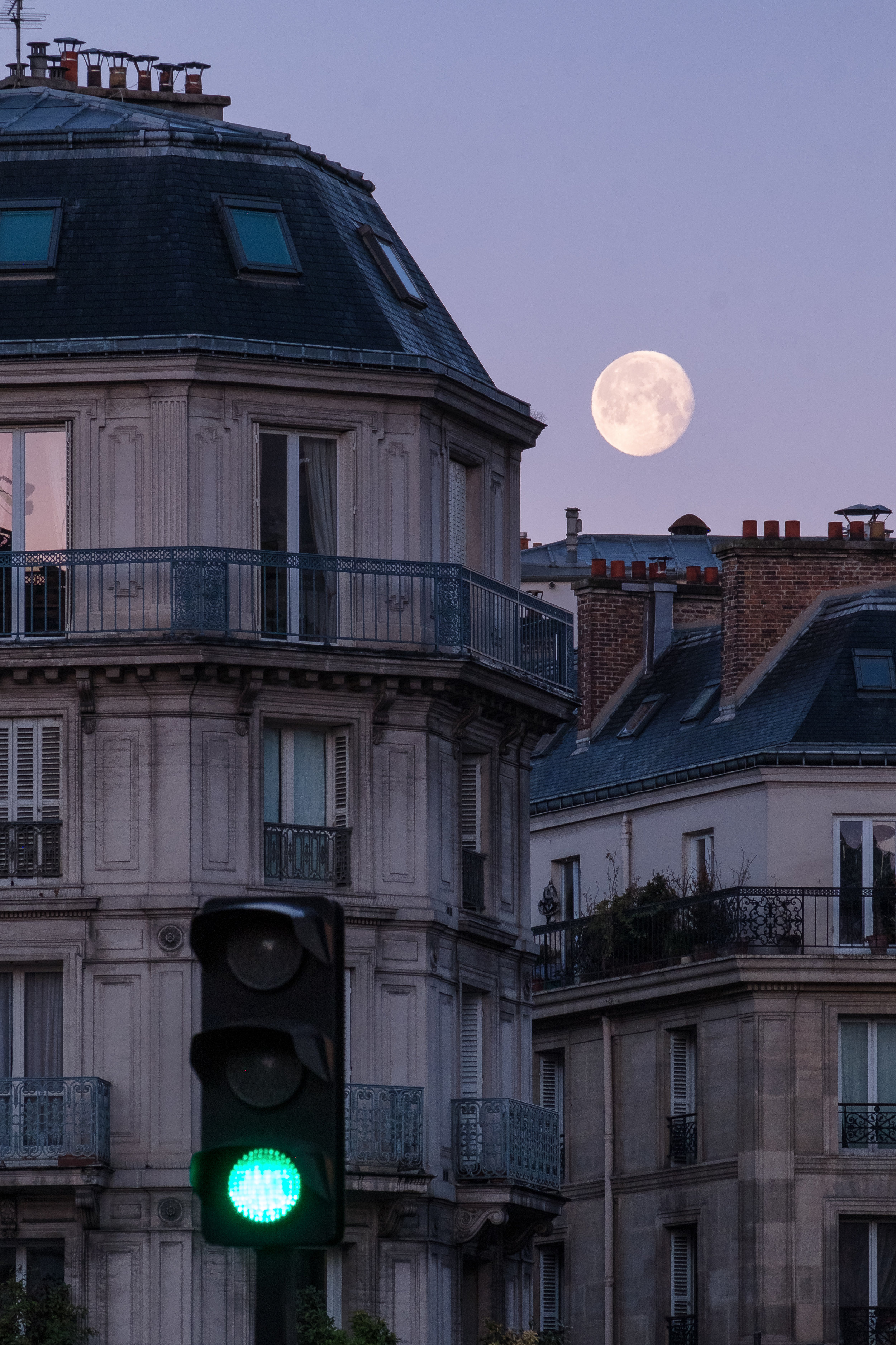  Moonset. Le Marais, Paris. January, 2017 