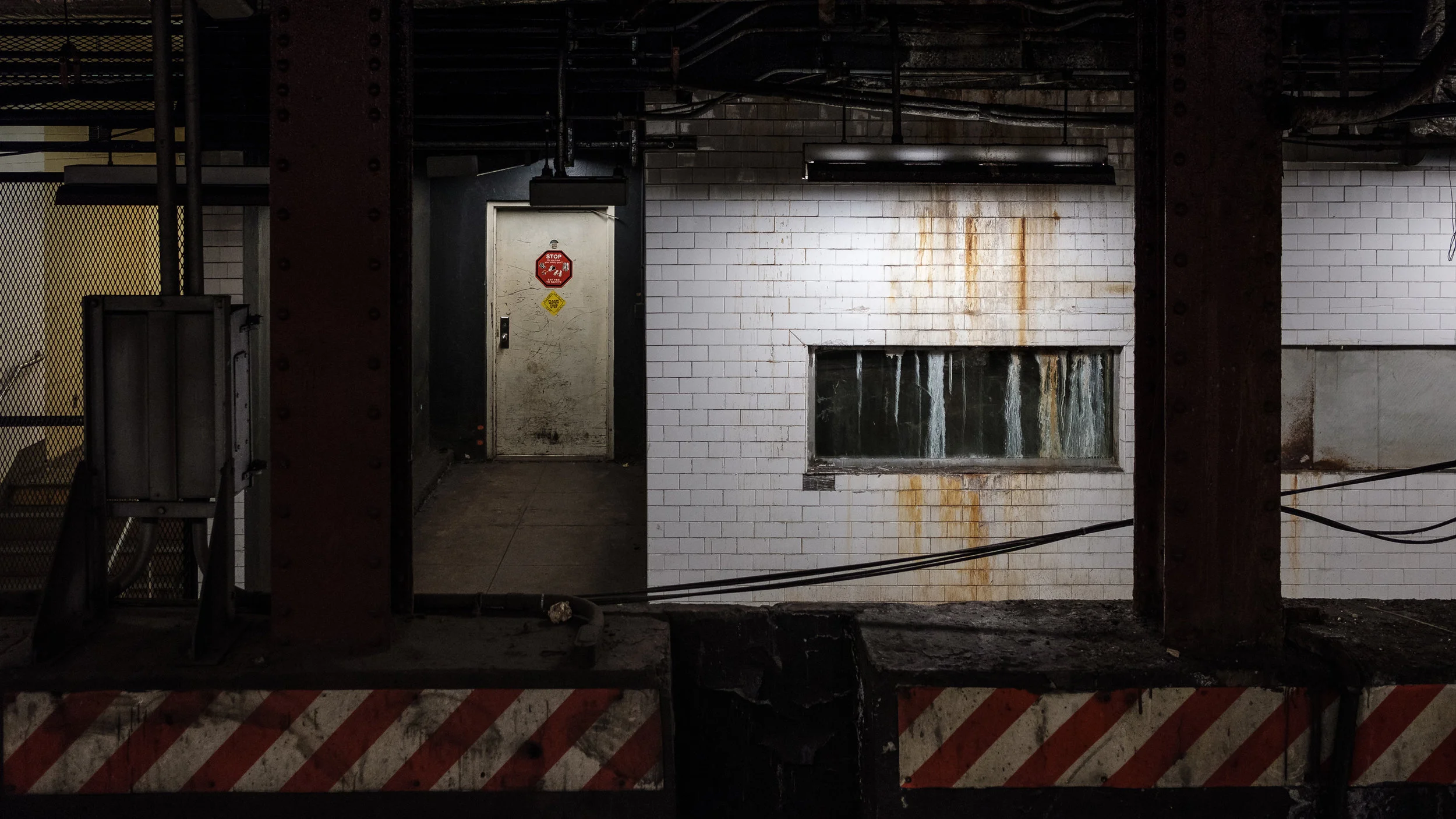 J and Z trains. Essex Street