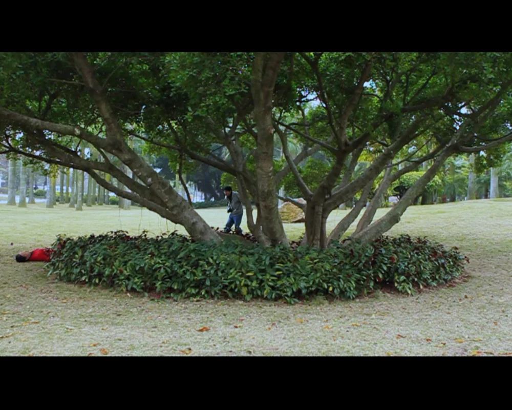 The Man Behind A Camera 2009 | China & Hong Kong | Short Fiction | 5 min | HD | Color & B&W Director/Scriptwriter/Cinematographer/Editor: Zhengfan Yang | Producer: Shengze Zhu * Hong Kong Independent Film and Video Award (Hong Kong, 2010) SYNOPSIS: A young photographer witnessed a murder in a park, which was similar as what happened in Michelangelo Antonioni’s film Blow Up. Then what is the difference among what the photographer has seen, what the camera has seen, and what the audience have seen? The director attempted to explore the certification of the kino’s eyes and audience’s eyes.