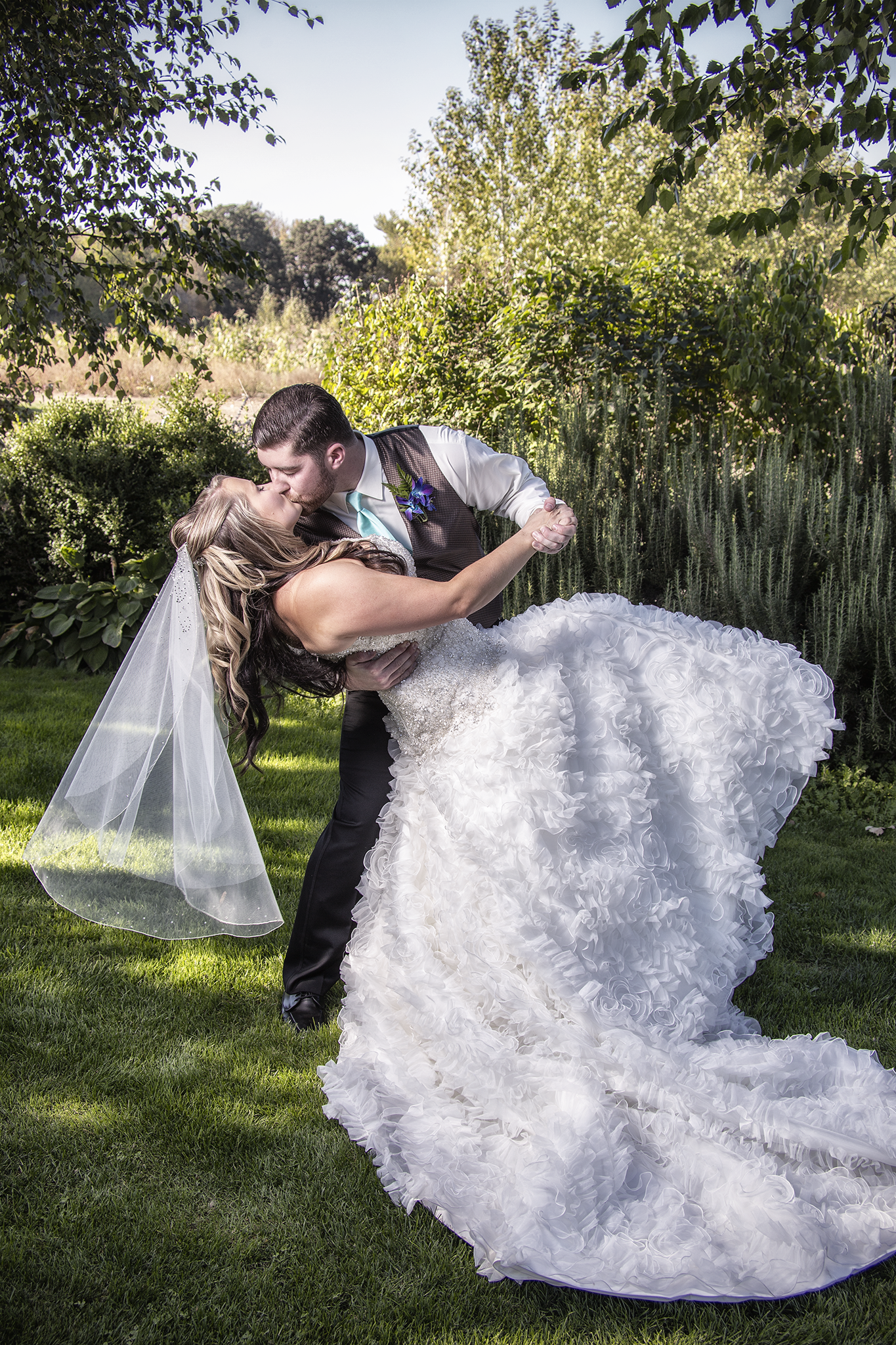 Oregon Bride and Groom Kiss, Wedding Destination Photography 