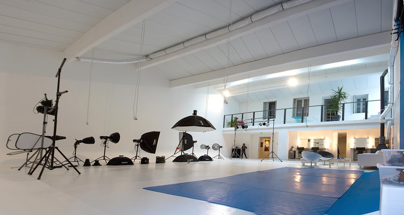 The B612 studio, located on the outskirts of Montpellier, is made up of 130 m2 of technical platform, a ceiling height of 6.45 m, totally equipped Profoto (generator Pro - 8A 2400), a mezzanine (25 m 2) allowing the shooting plunged in, large apertures allowing access of vehicles in the studio (3, 45x4m), of a permanent blue background of 35 m 2, space hair and make-up from 22 m 2, a cabin by fitting/wc bathroom/cabin, a gallery of art.