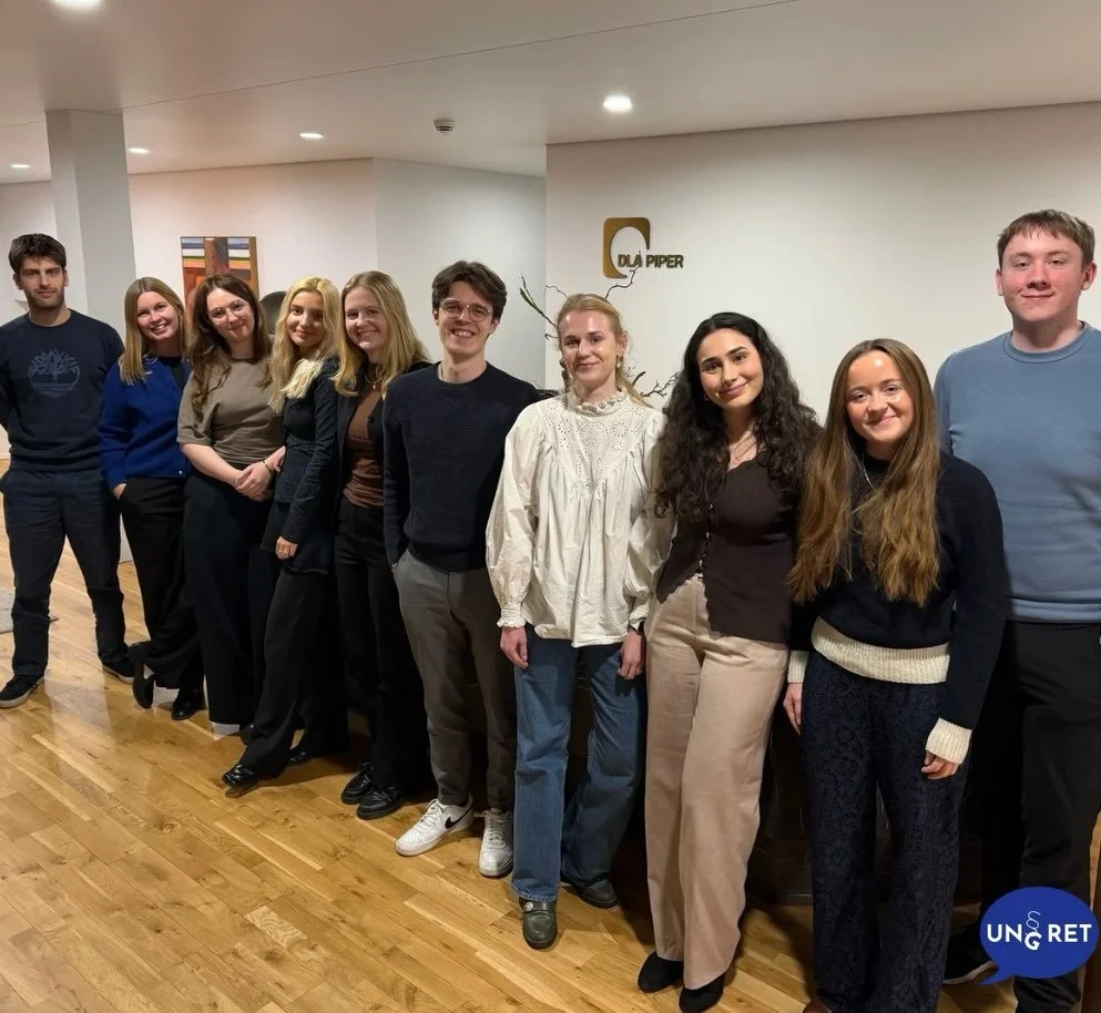 I mandags blev retshj&aelig;lpslokalet i Studiestr&aelig;de skiftet ud med et flot m&oslash;delokale p&aring; &Oslash;sterport hos DLA Piper, hvor vi fik opfrisket vores viden inden for ans&aelig;ttelsesretten. 👩&zwj;💻🧑&zwj;💻

Vi modtager ofte he