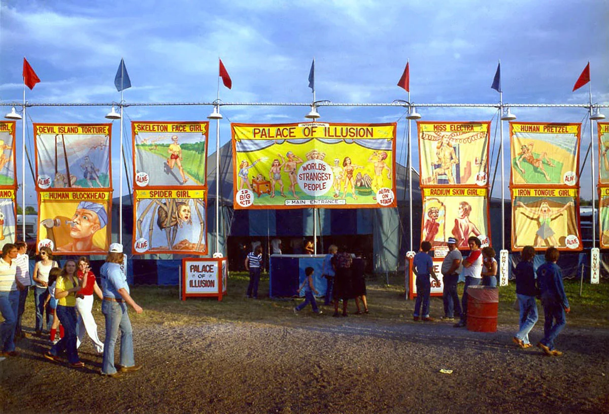 This is the Palace of Illusion show, owned by the late Tim Deremer. The banner line had sixteen 7'x8' banners, plus the 17' entrance banners. Some of the original banners are still touring.