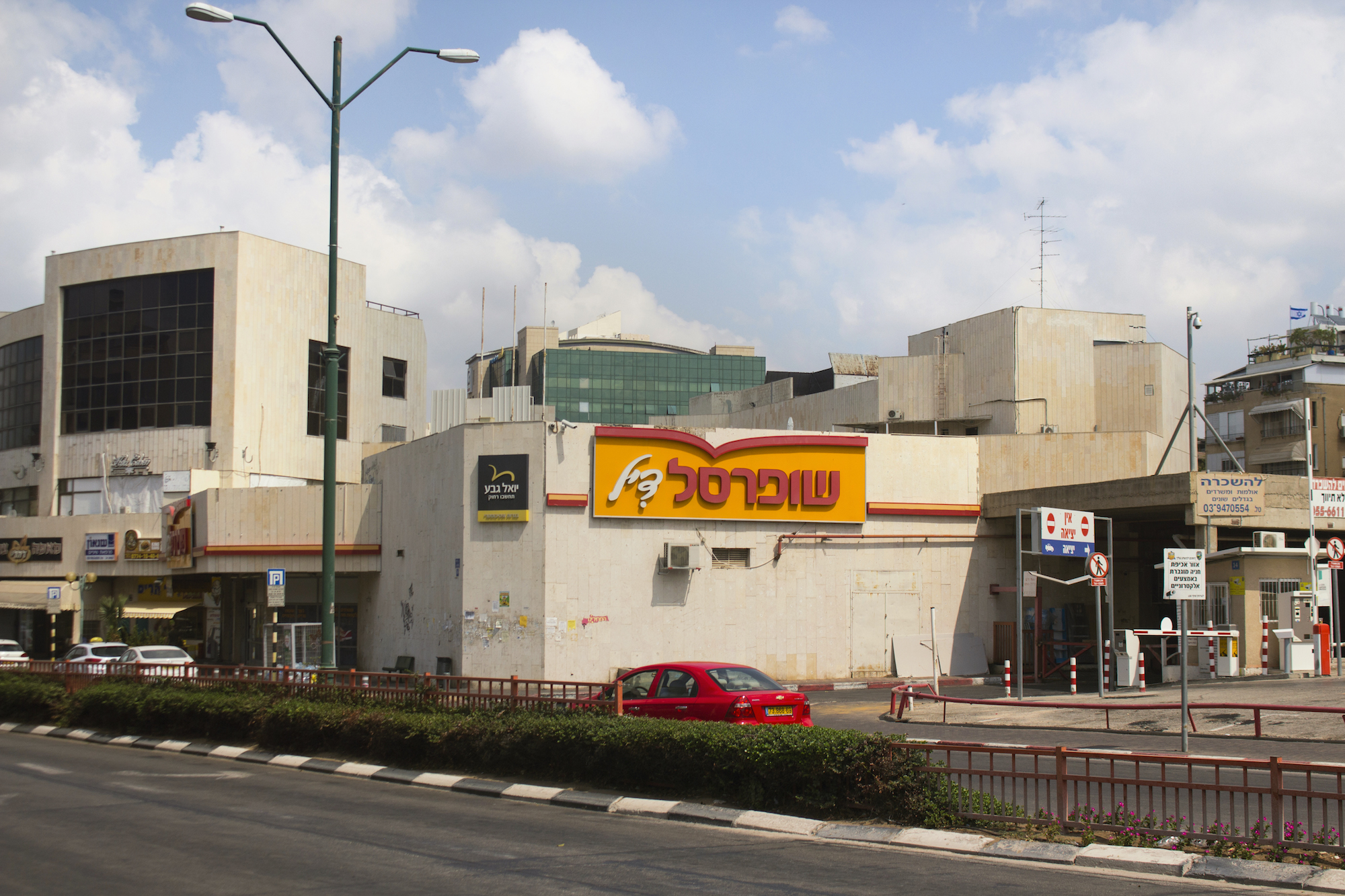 Photography part of series taken in Rishon LeZion, Israel by 'The Girl Mirage' Geena Matuson @geenamatuson, 2017.