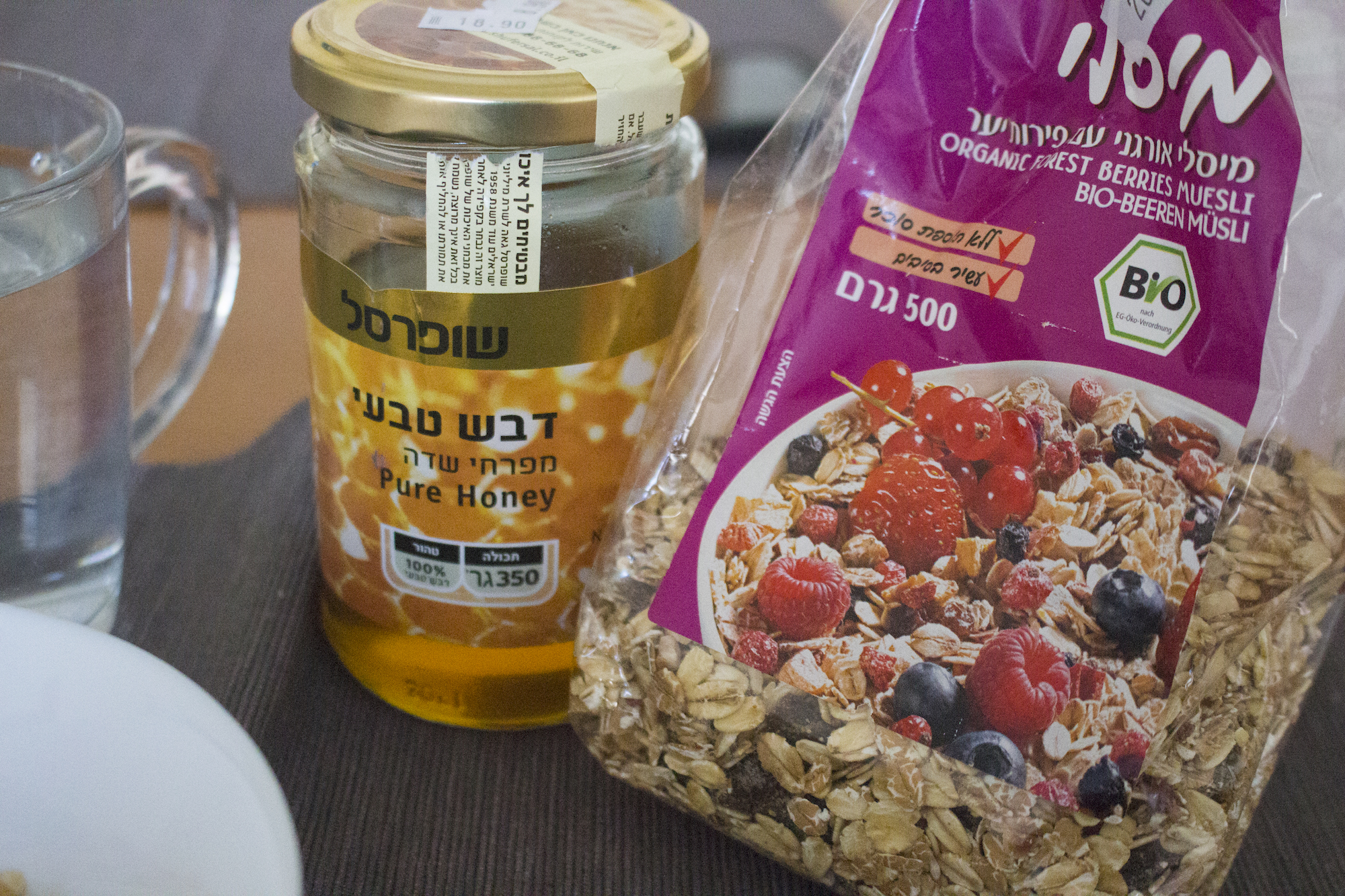 Israeli honey and meusli photographed by Geena Matuson @geenamatuson #thegirlmirage.