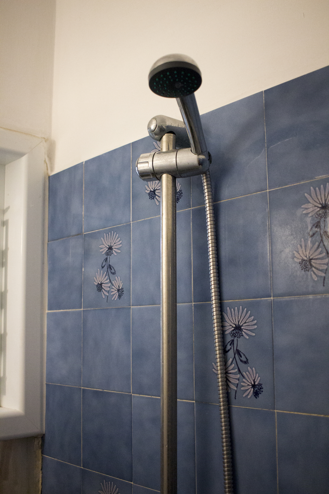 The Blue Tile Bathroom in Rishon LeZion, Israel apartment, photographed by Geena Matuson @geenamatuson #thegirlmirage.