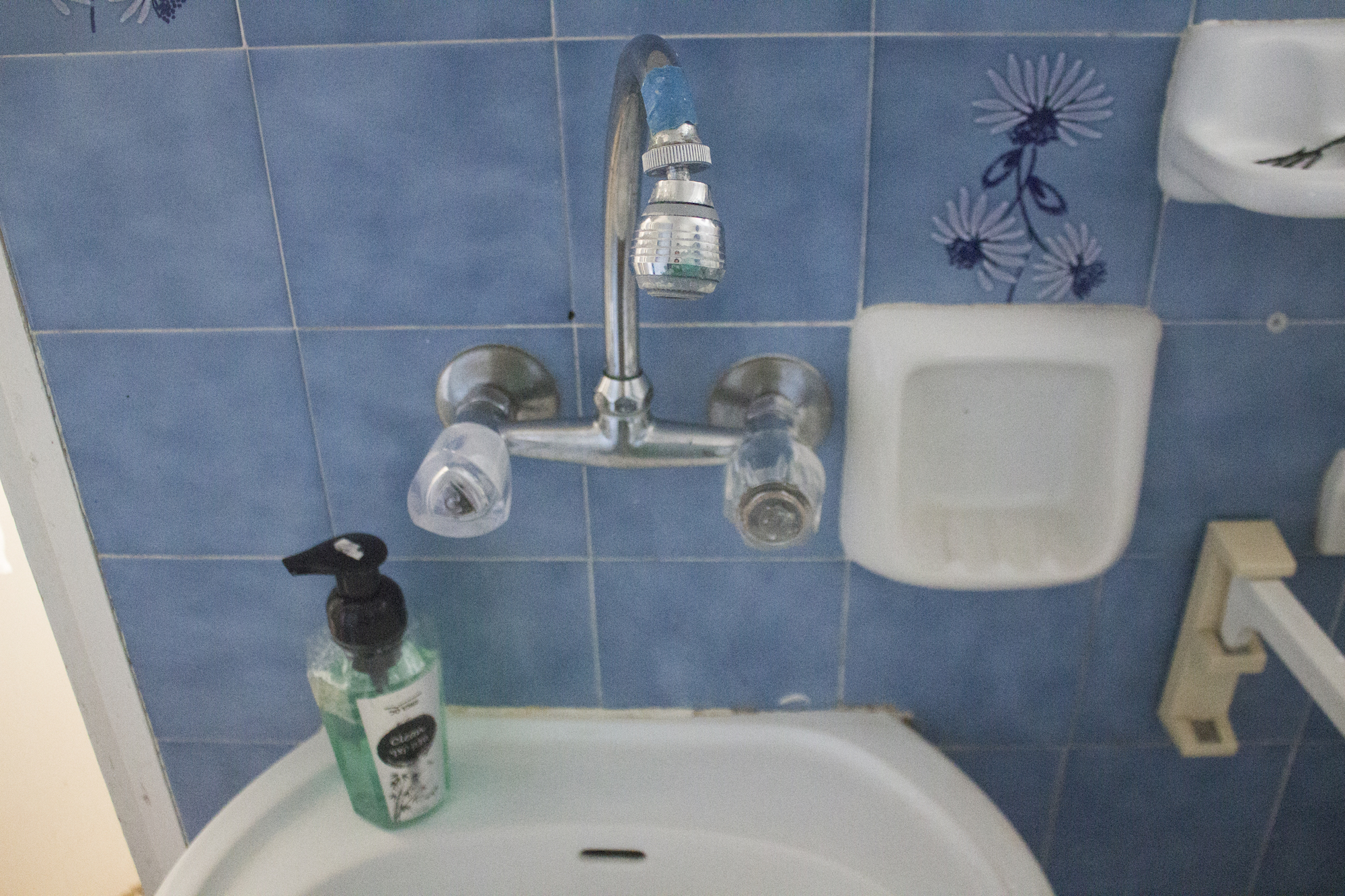 The Blue Tile Bathroom in Rishon LeZion, Israel apartment, photographed by Geena Matuson @geenamatuson #thegirlmirage.