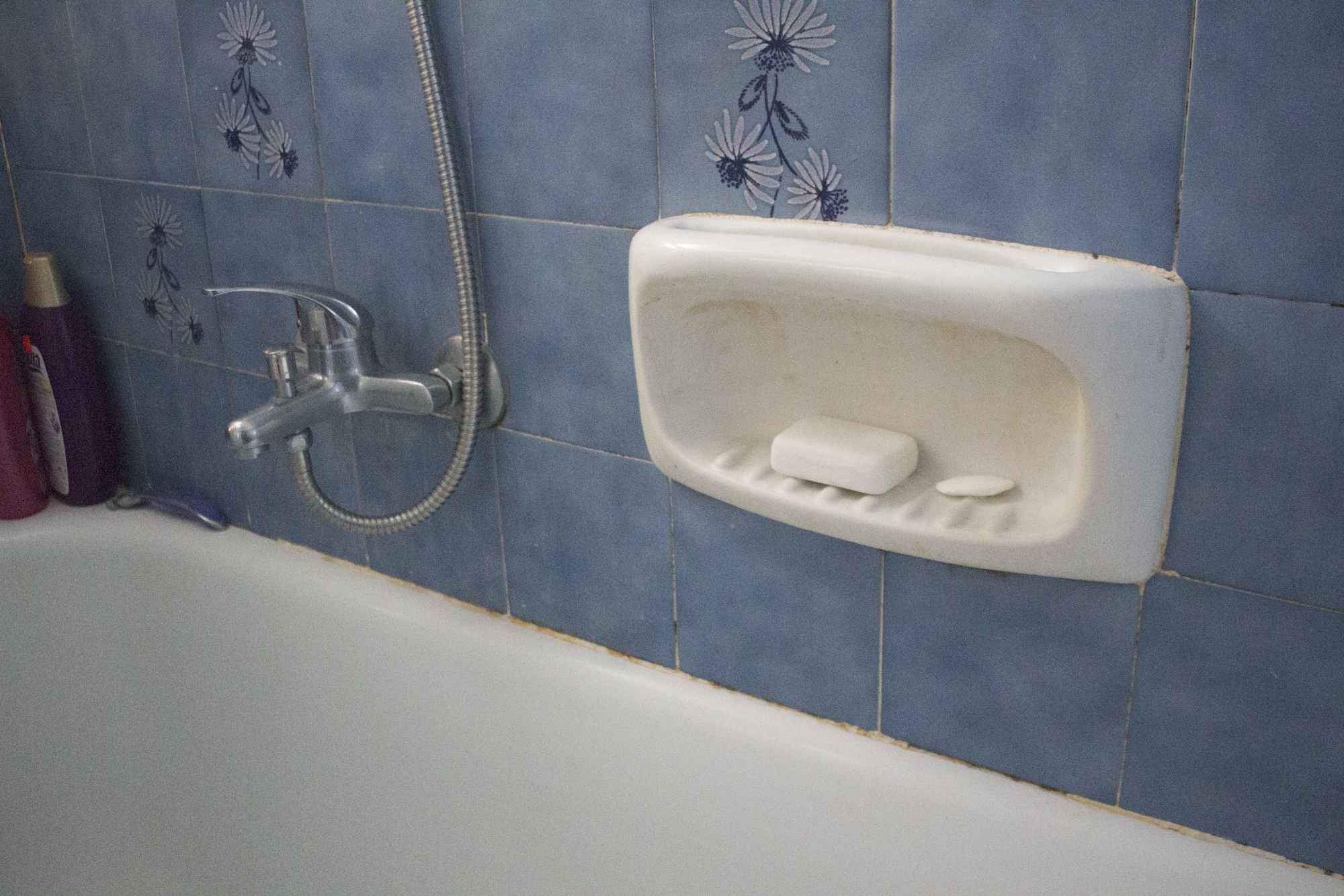 The Blue Tile Bathroom in Rishon LeZion, Israel apartment, photographed by Geena Matuson @geenamatuson #thegirlmirage.