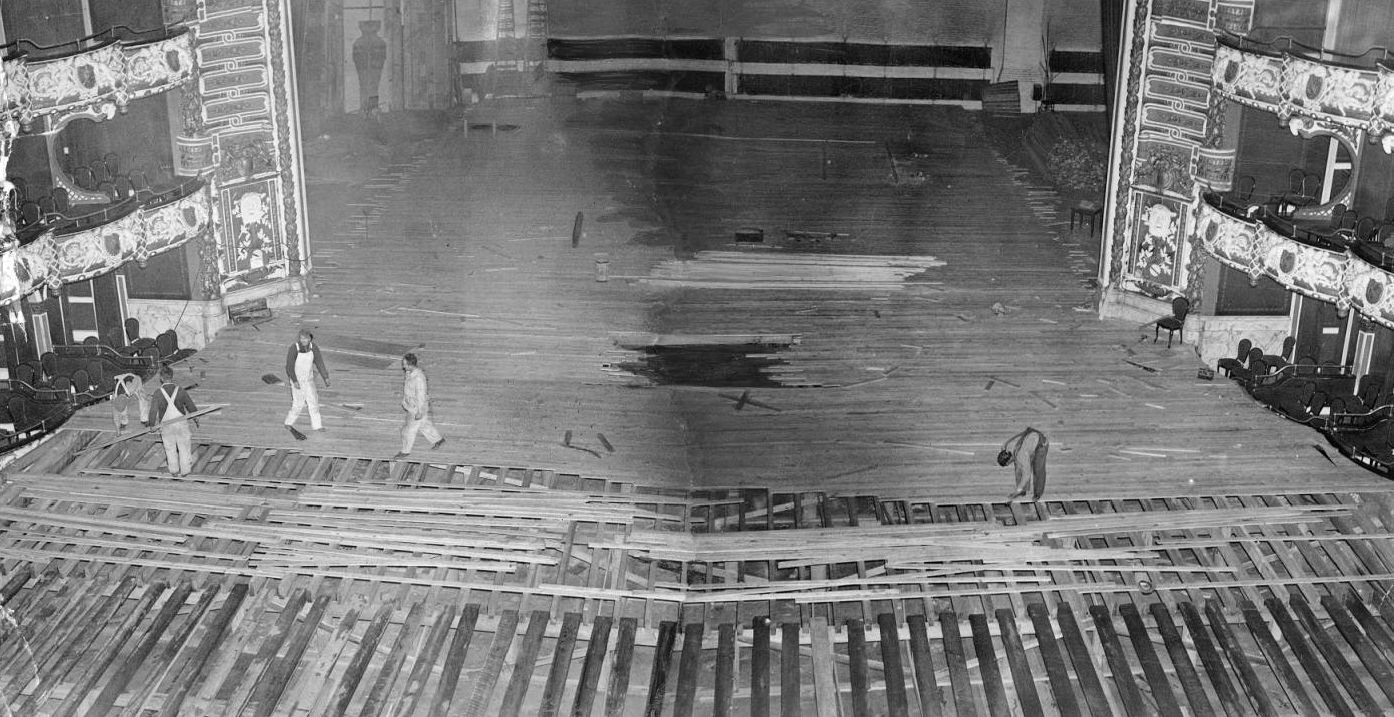 Converting the Philadelphia Metropolitan Opera House into a basketball court, 1939. Photo © Temple University Libraries, Urban Archives.