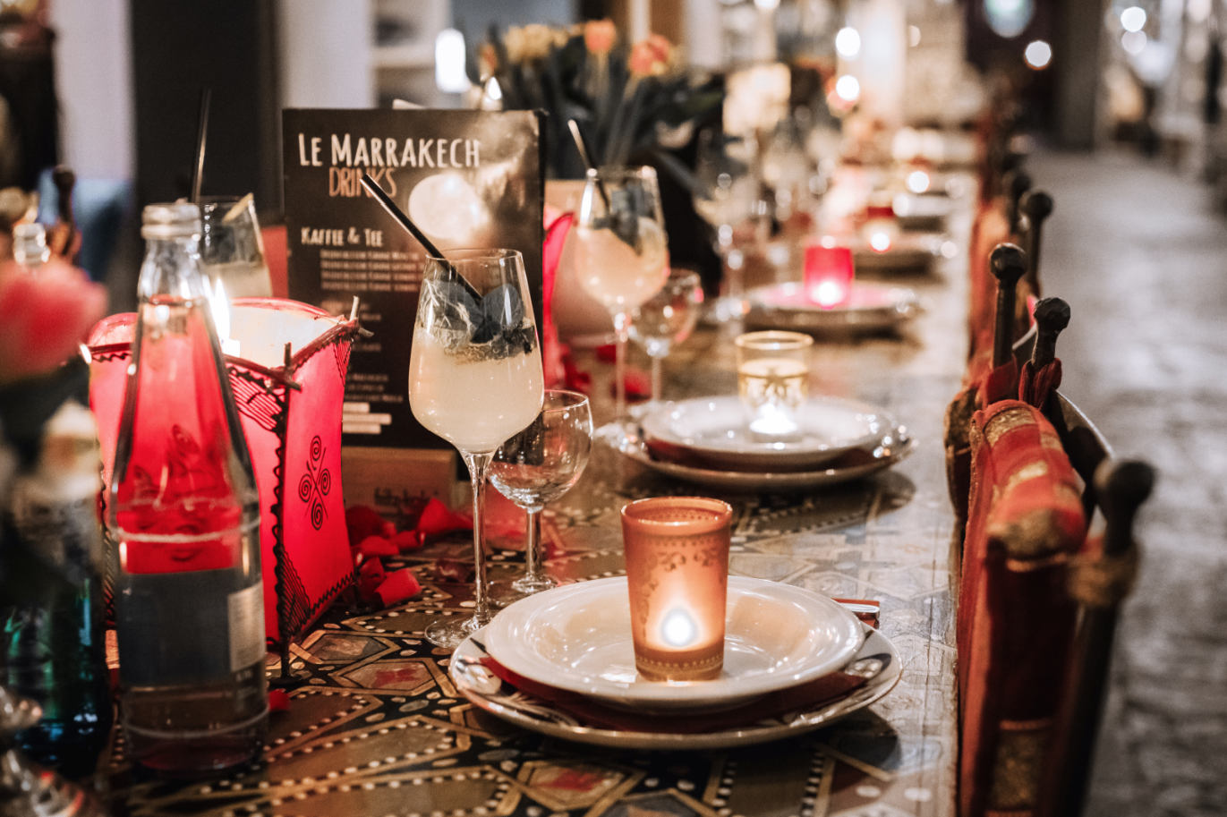 Gruppen Tisch mit Teeglas Deko.png