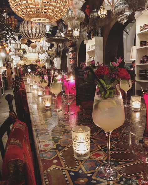 Bereich für Gruppen mit Teeglas Deko.png