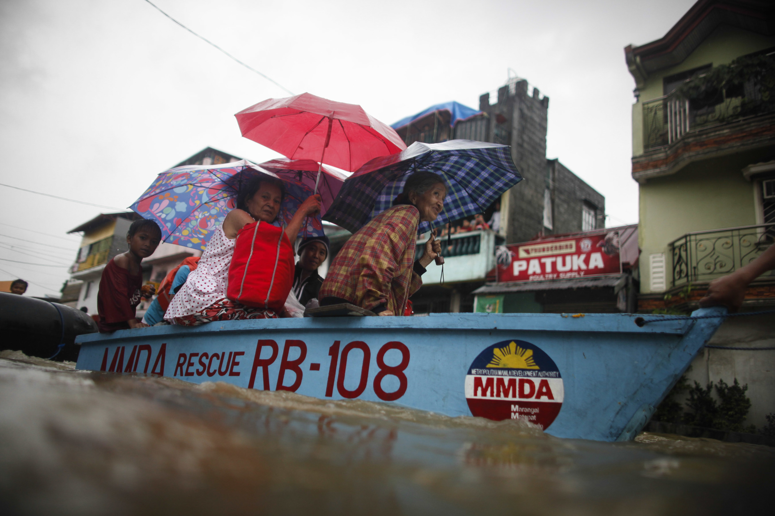  Residents are rescued by government workers in Tumana, Rizal Province August 20, 2013. Monsoon rains reinforced by a tropical storm flooded half the Philippine capital in just 24 hours, triggering landslides and killing at least seven people, offici