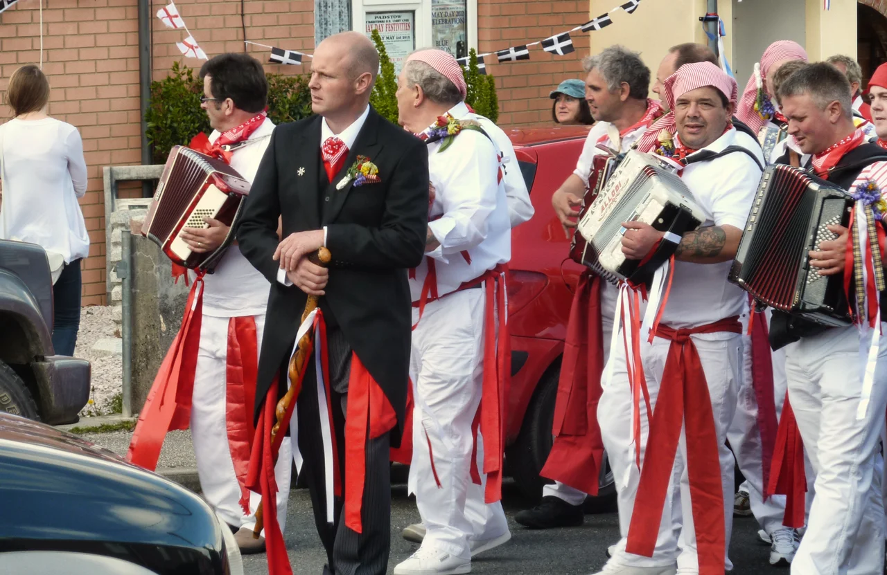 The Master of the Ceremonies leads the procession up through the urban areas, where the only onlookers are the residents, for whom the parade is passing by, to remind everyone of its importance. 