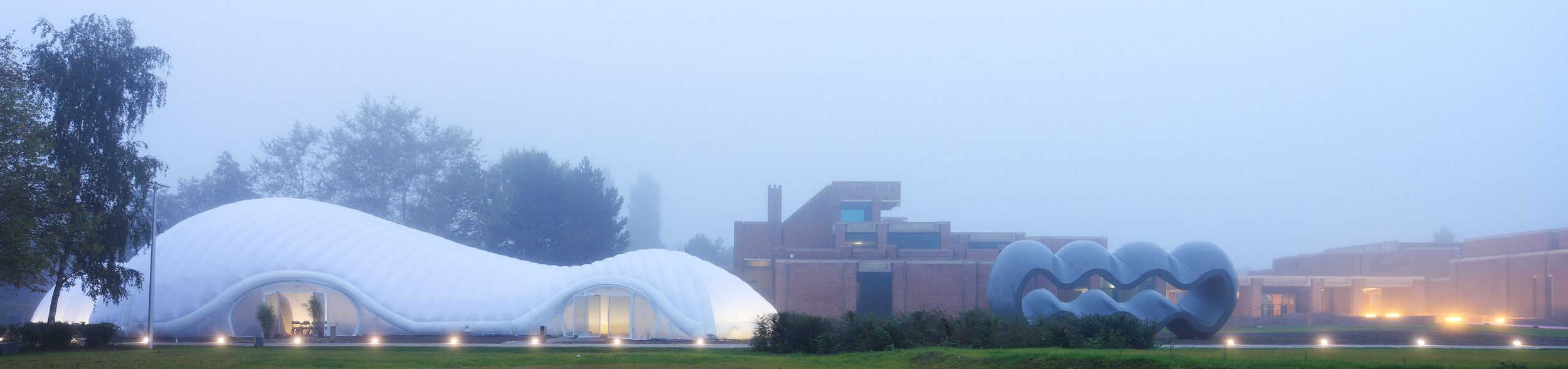 The pavilion at dawn, against the rectilinear backdrop of the museum (Photo: Yves Morfouace)
