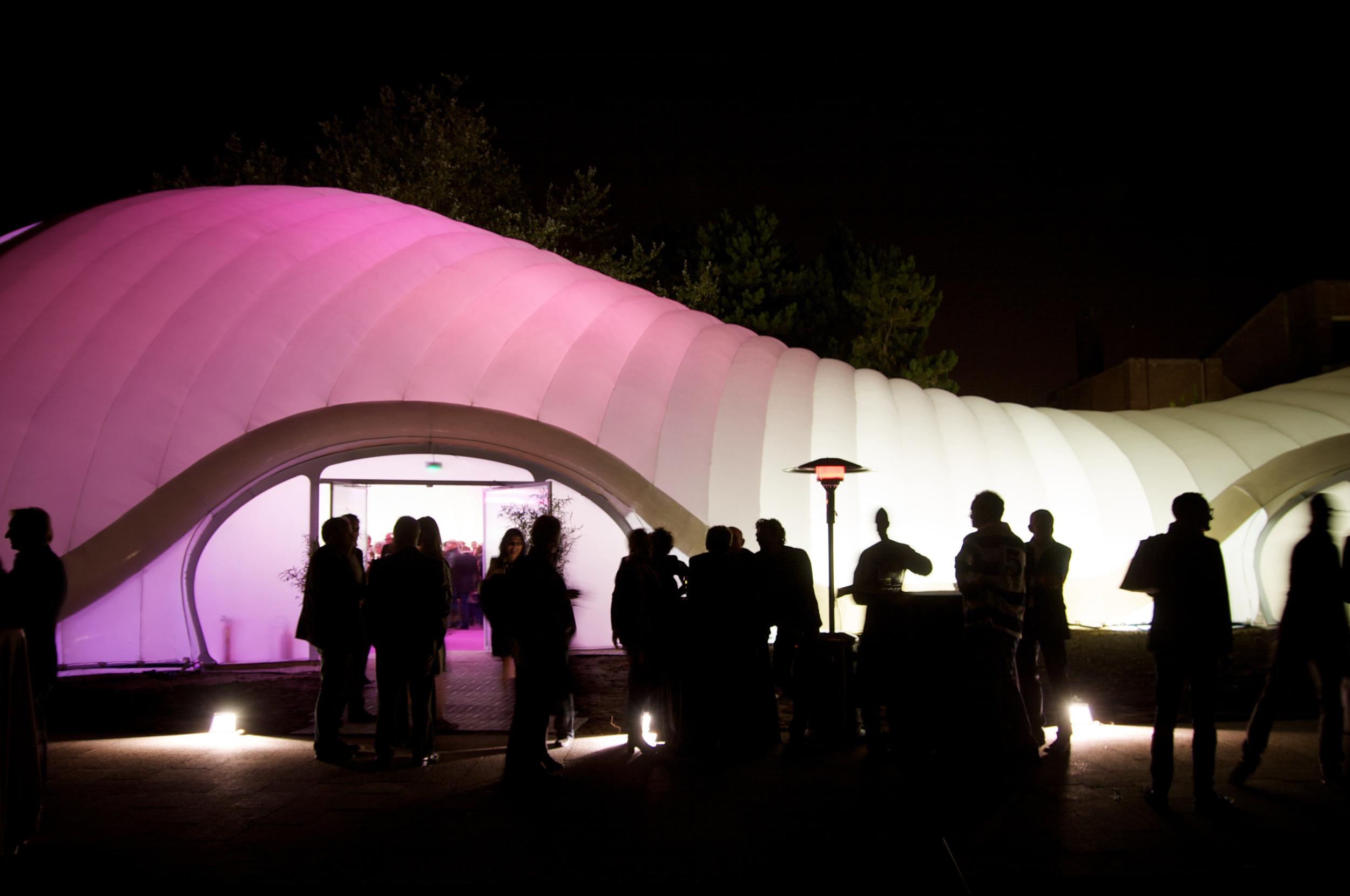 At night, the integrated lighting system transformed the structure into a beacon, softly glowing in the park.