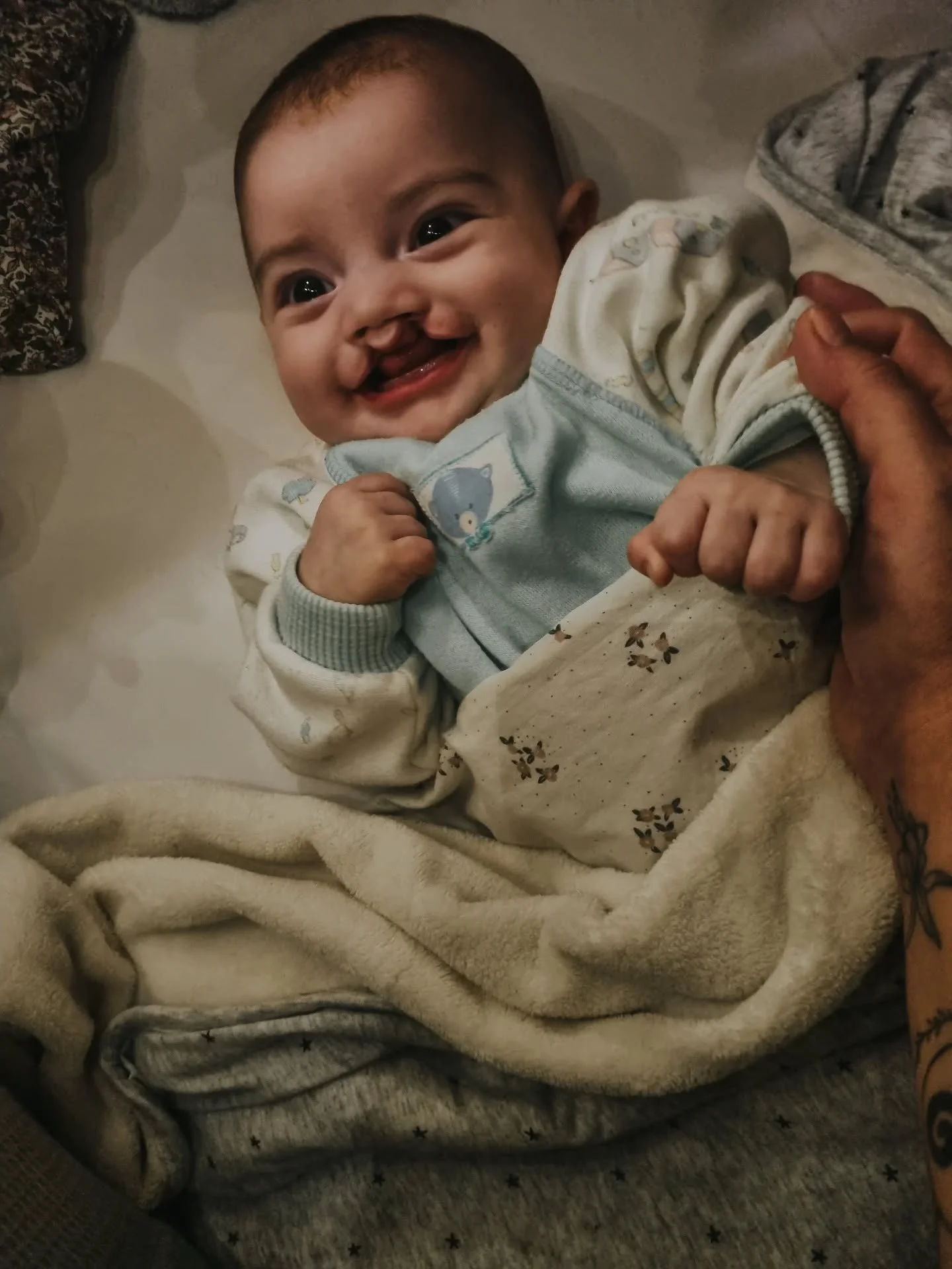 Espero que ela saiba que foi sempre a b&eacute;b&eacute; mais bonita, e que aquilo que um dia nos trouxe tanto medo foi o que mais saudades nos deixou. 

Nunca foi s&oacute; uma fenda, foi sempre um sorriso rasgado.

N&atilde;o sei o que lhe direi no