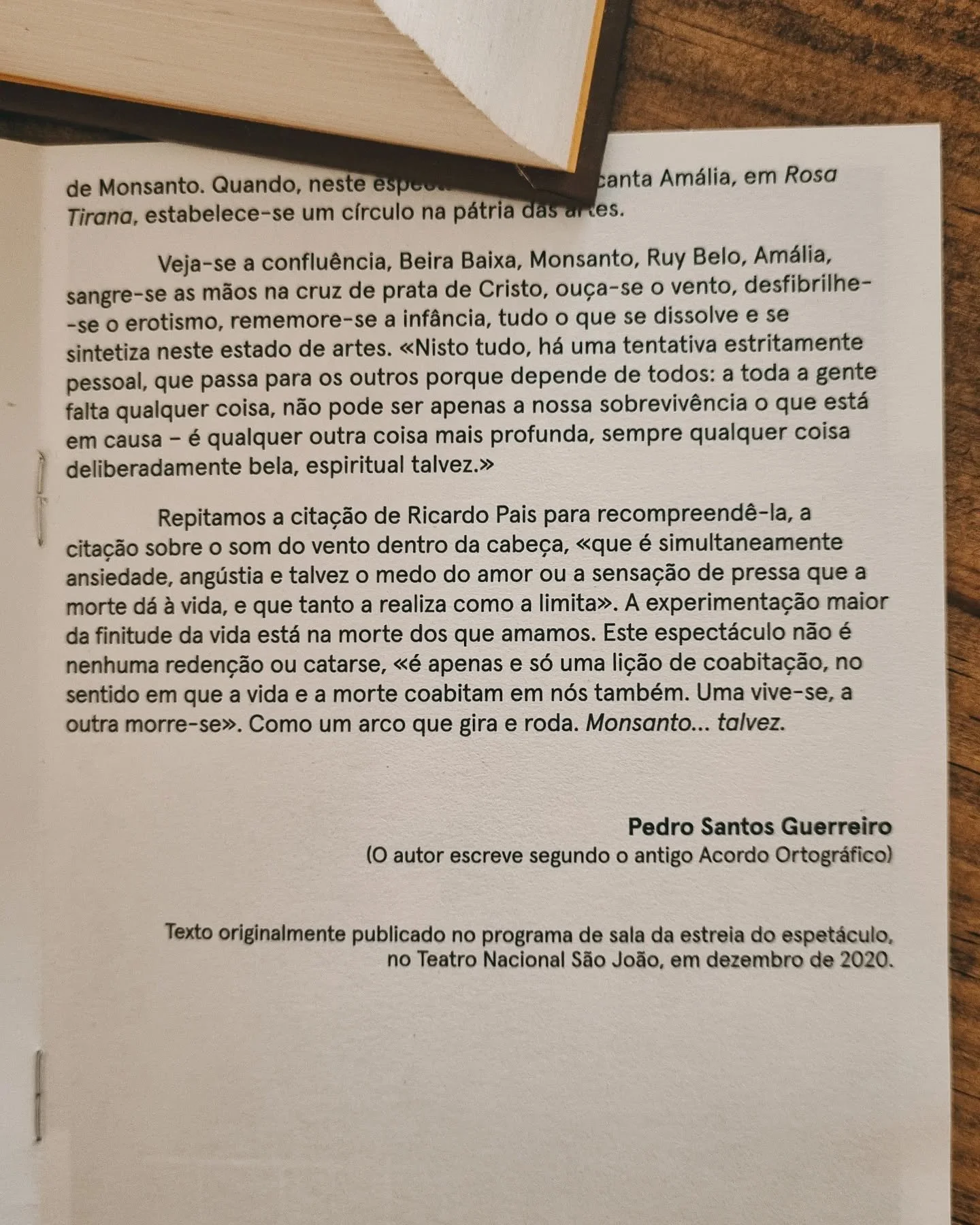 S&oacute; consigo dizer que est&aacute; em cena at&eacute; domingo e que, por favor, ofere&ccedil;am-se este privil&eacute;gio de coabitar o mesmo espa&ccedil;o que esta gente. Chorei grande parte do espect&aacute;culo, que &eacute; de uma beleza que