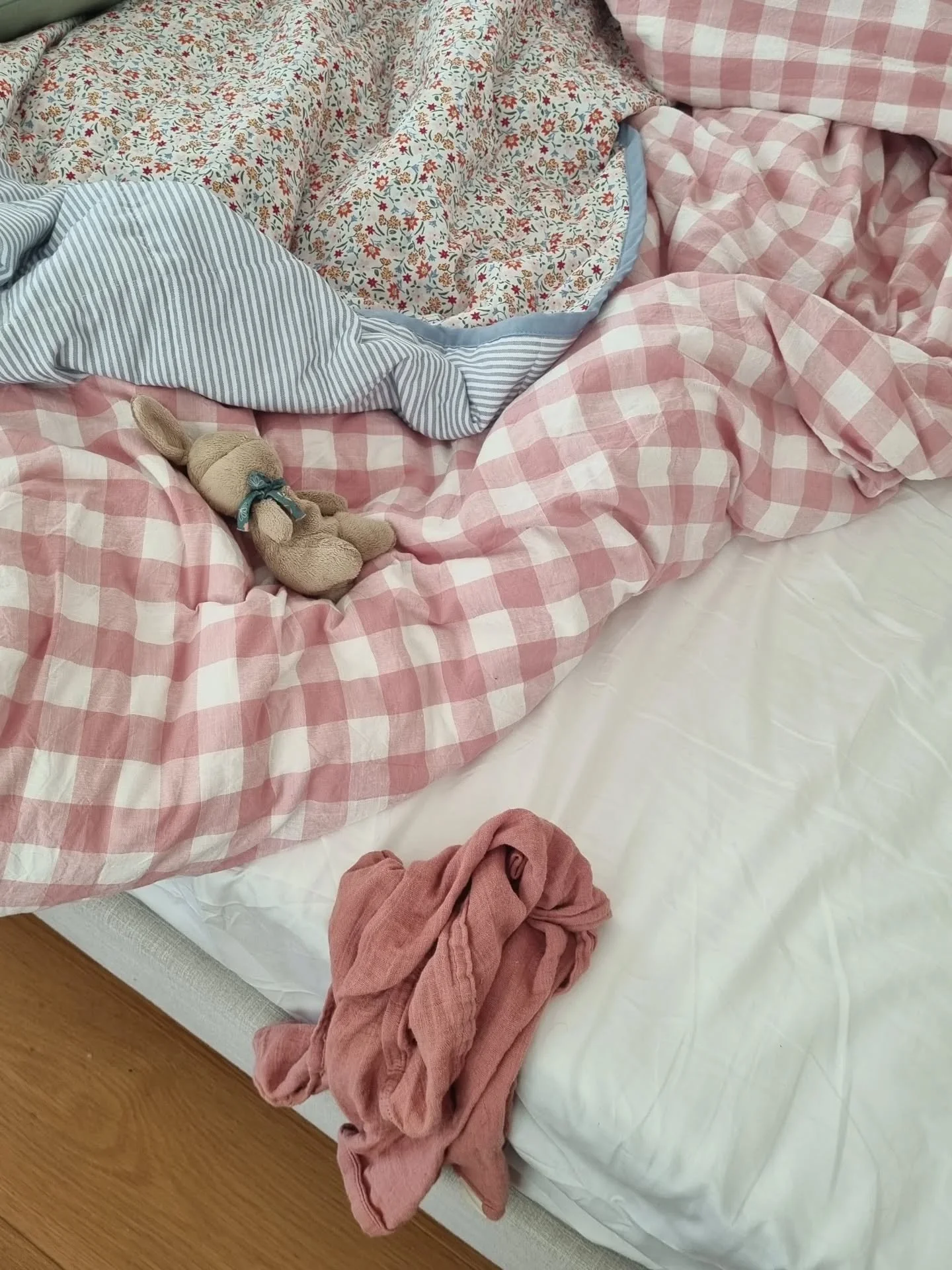 A vida nos &uacute;ltimos dias, entre as caixas e a casa que ganha forma. Entre o luto de partes que morrem para que a vida se renove, o @cafelabpt que me &eacute; palco de rituais silenciosos de passagem, da vida que se tece entre tantas que se enla