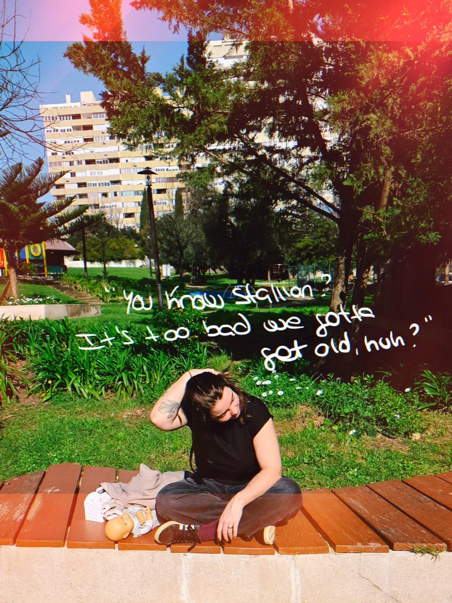 N&atilde;o tenho muitas fotos minhas, recentes, que n&atilde;o sejam selfies desfocadas com a Matilde. Esta foto tirou-me o Andr&eacute;, no parque, numa pausa entre os baloi&ccedil;os e o escorrega. 

"Acho que estou a ver uma vers&atilde;o da 