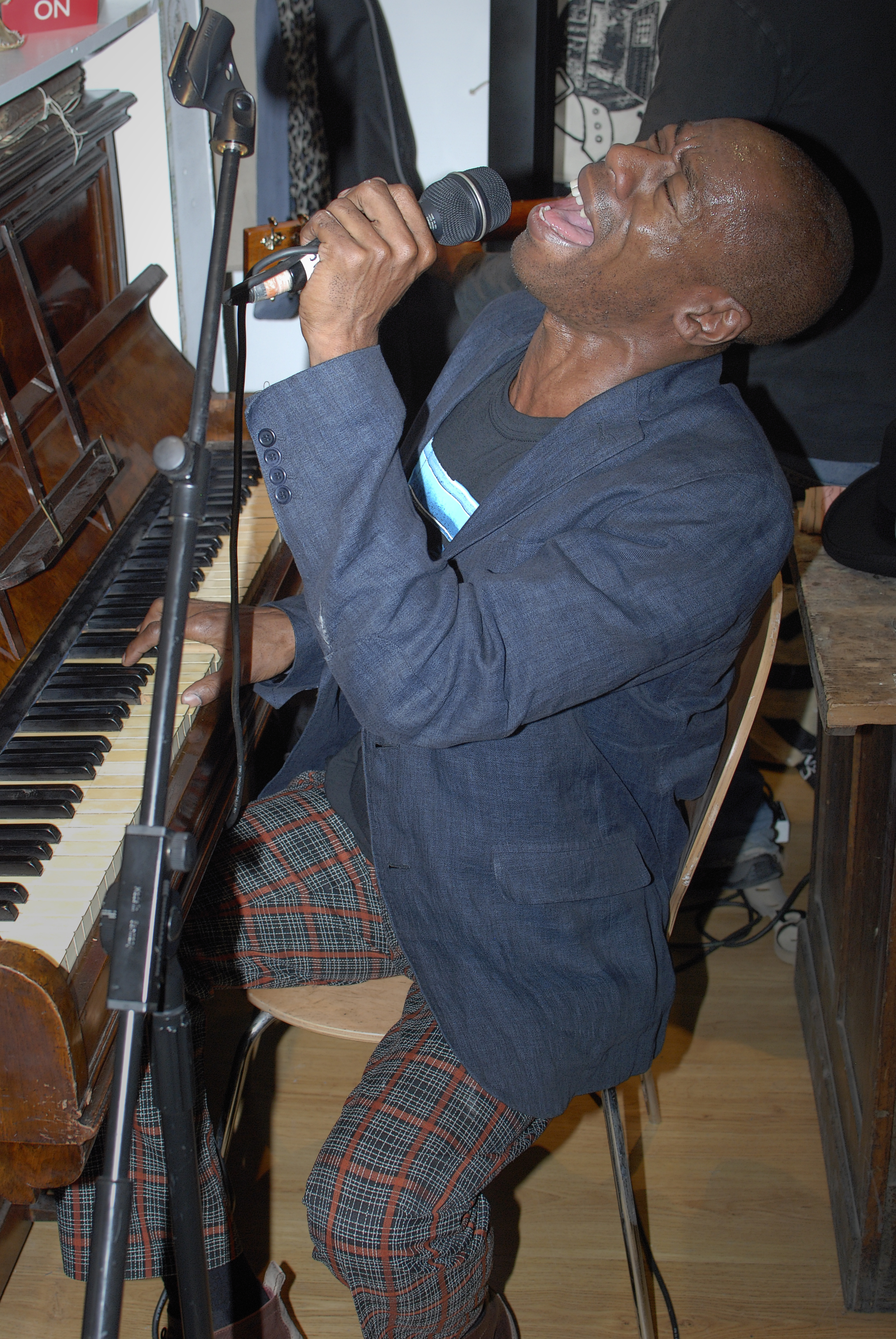 Mr Andrew Roachford, of his own band fame and currently singer with "Mike & The Mechanics", in his "Black Pudding and Fried Tomato" strides. He honoured us by performing at the opening of the old Oval shop. 