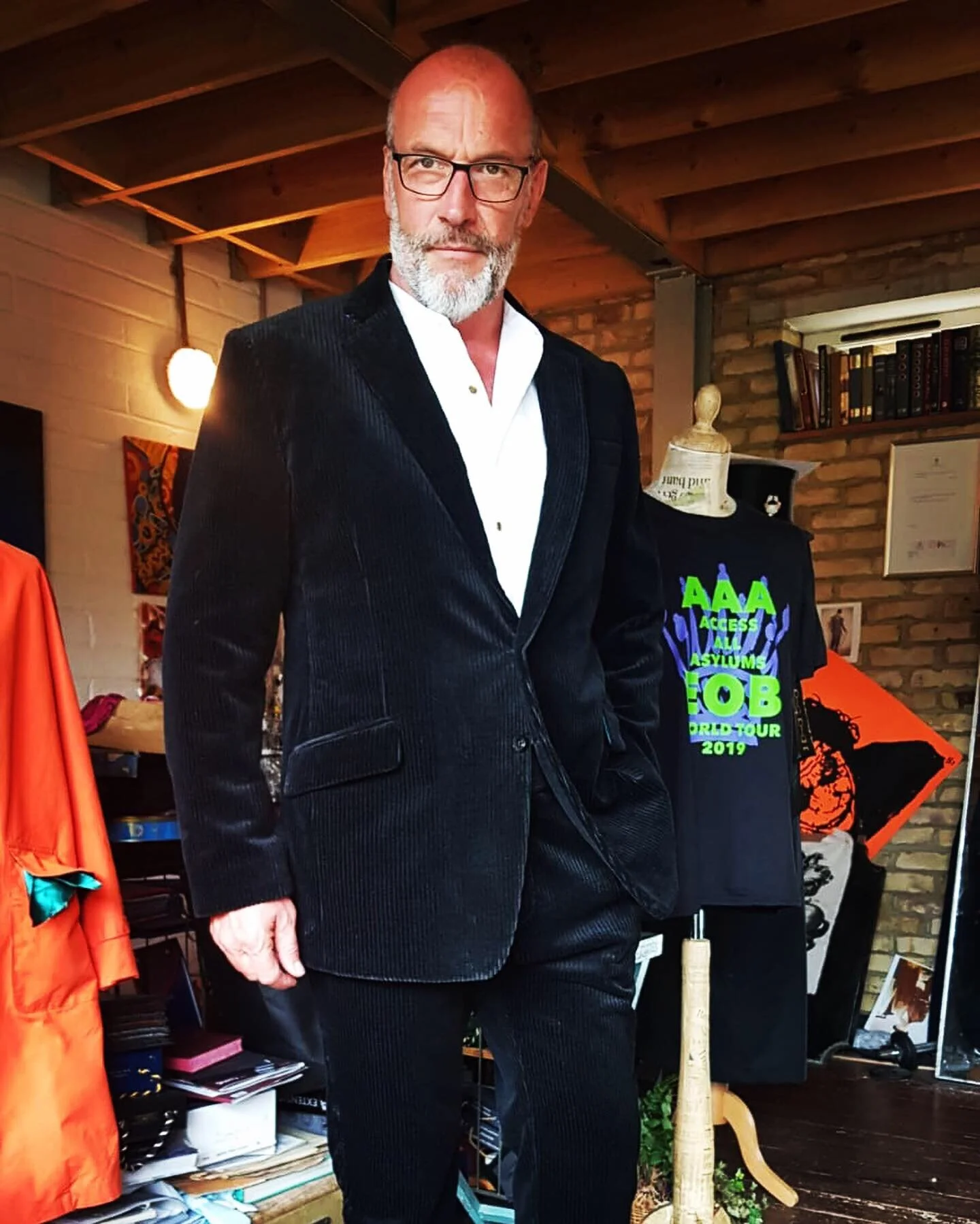  The Man of Stone who walks across mountains before lunch time makes another appearance… this time in his black corduroy suit (Cord du Roy… the Cloth of Kings) with the deepest groove. In other words, the gouge, in keeping with Simon’s scale, is grea