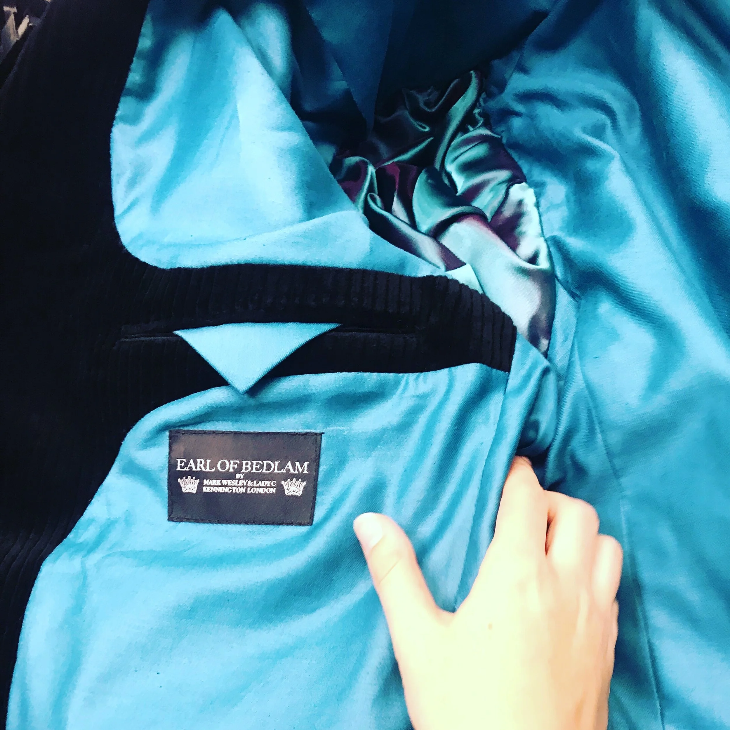  Simon’s jacket is lined in cotton sateen with slippery arms that show off that petrol shimmer. Vroooom! 