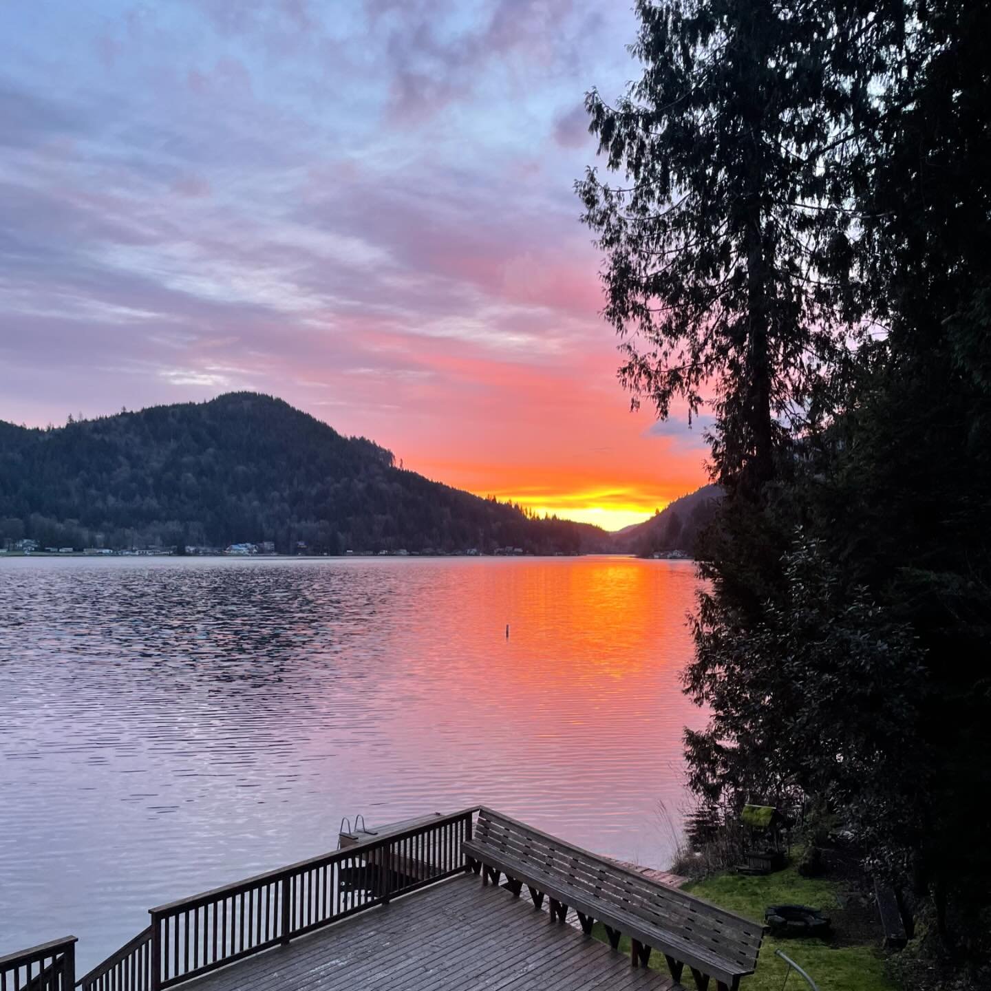 I&rsquo;m not a morning person. But I happen to wake up early one morning while at the lakehouse and lucked out seeing this sunrise through the upstairs window (photo 4) and ran down to the balcony to capture it! 🌅

Photos from Feb 27, 2024
#sunrise